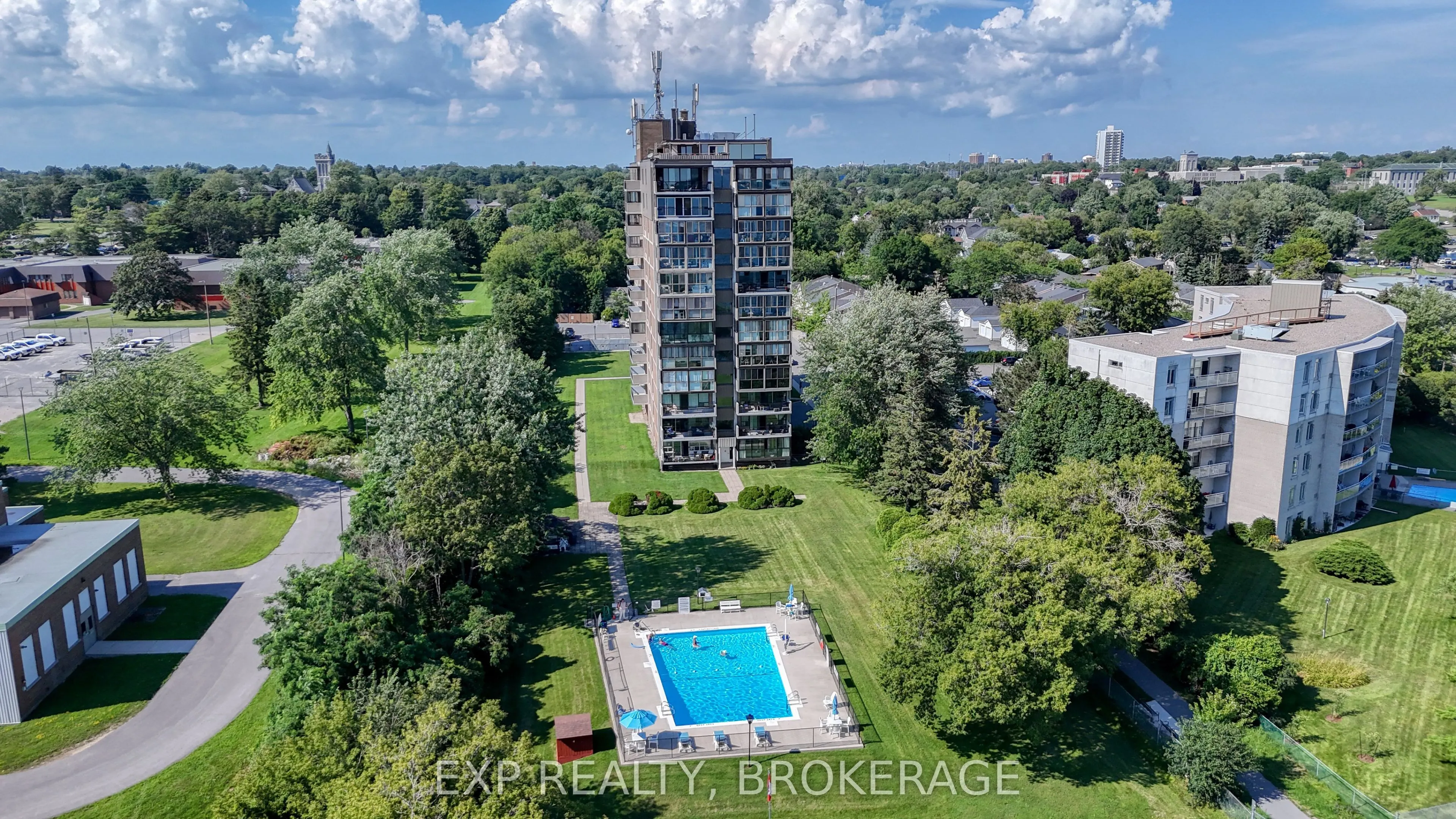2 MOWAT Avenue #202