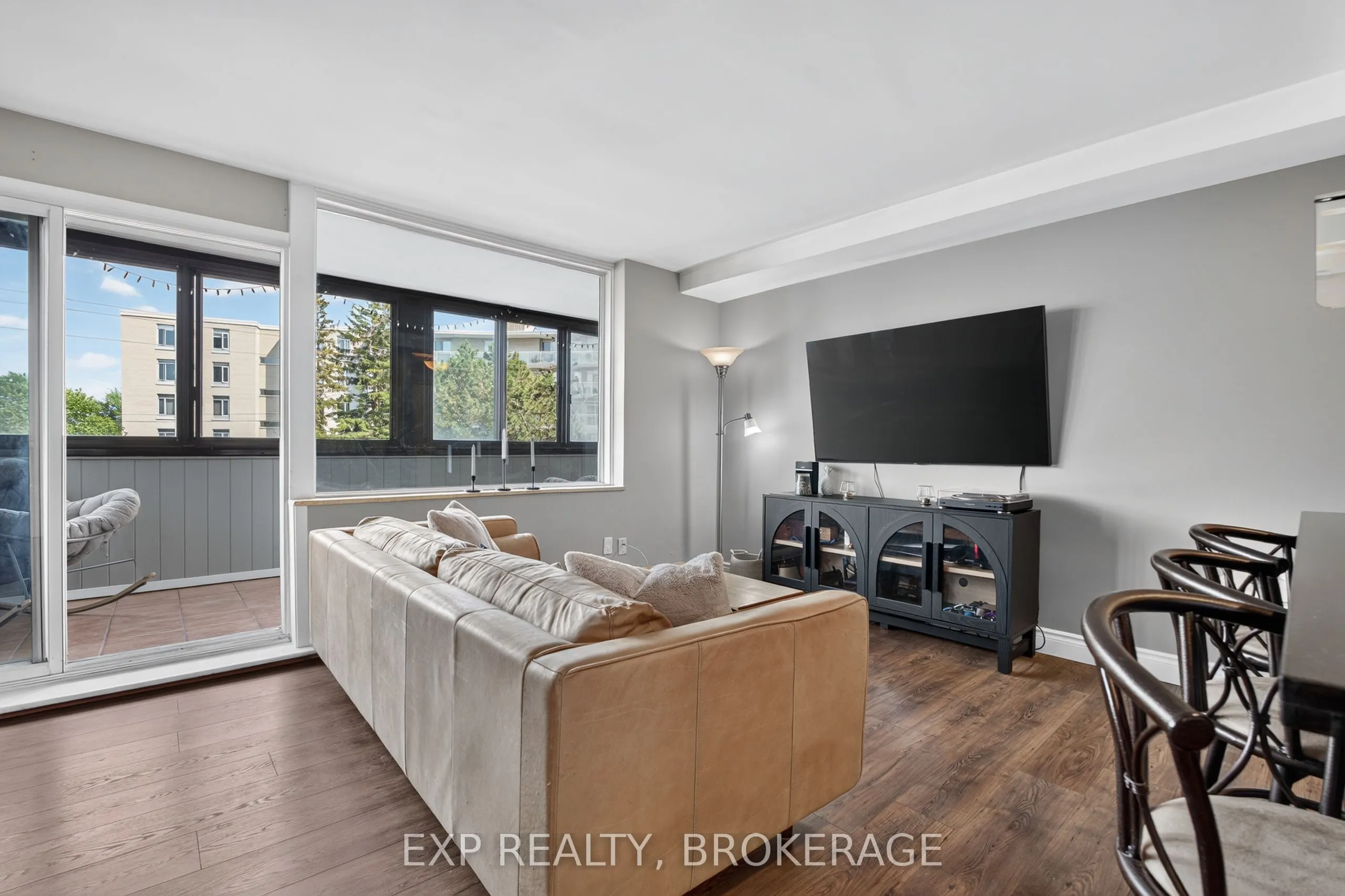 2 MOWAT Avenue #202