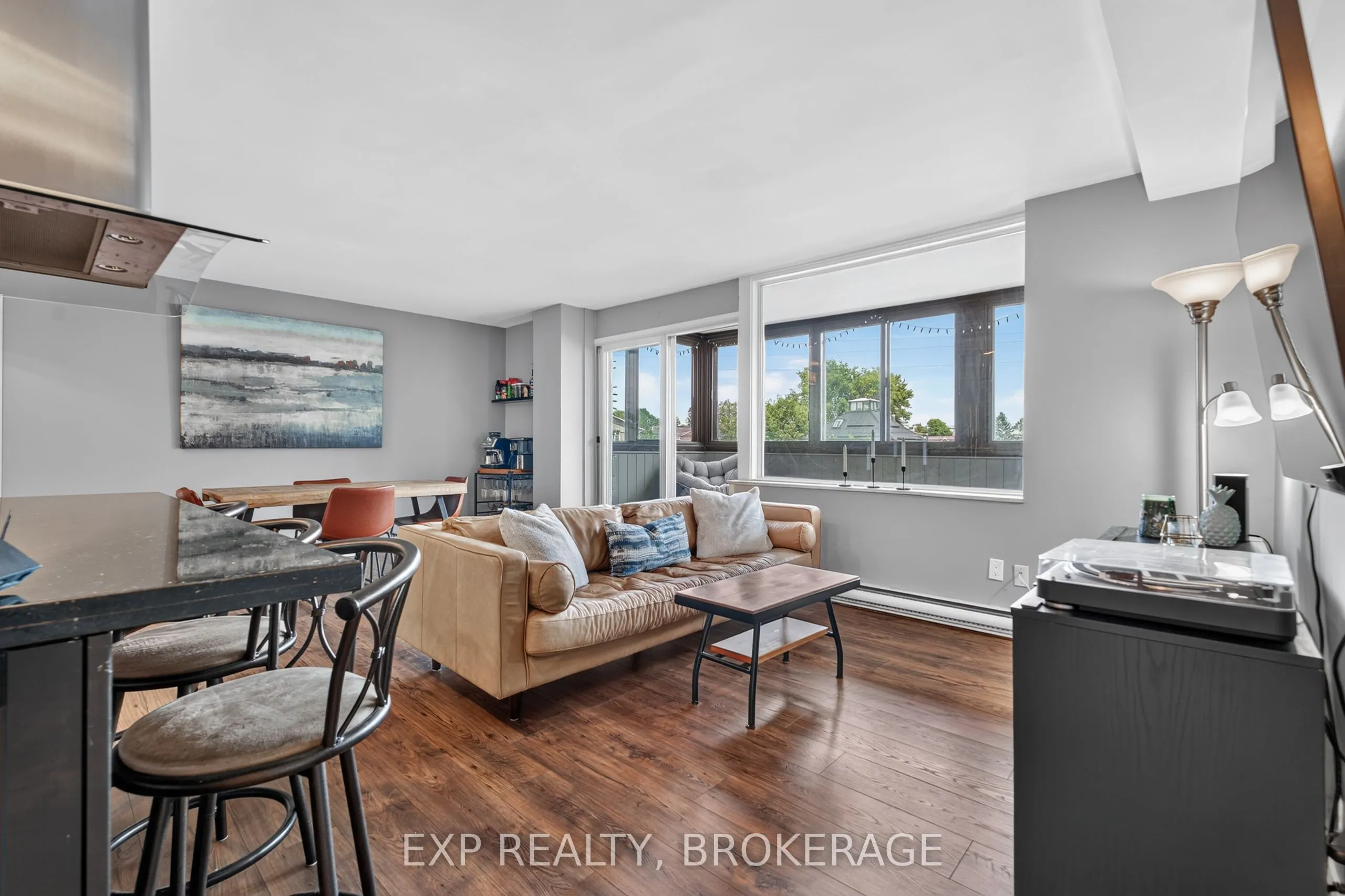 2 MOWAT Avenue #202
