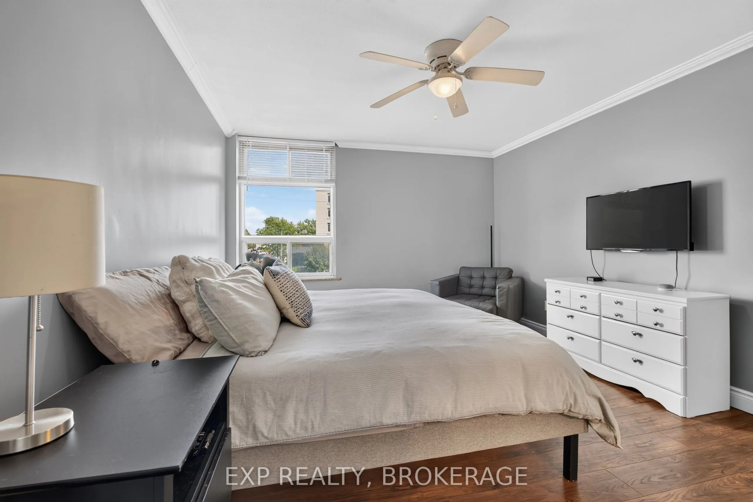 2 MOWAT Avenue #202
