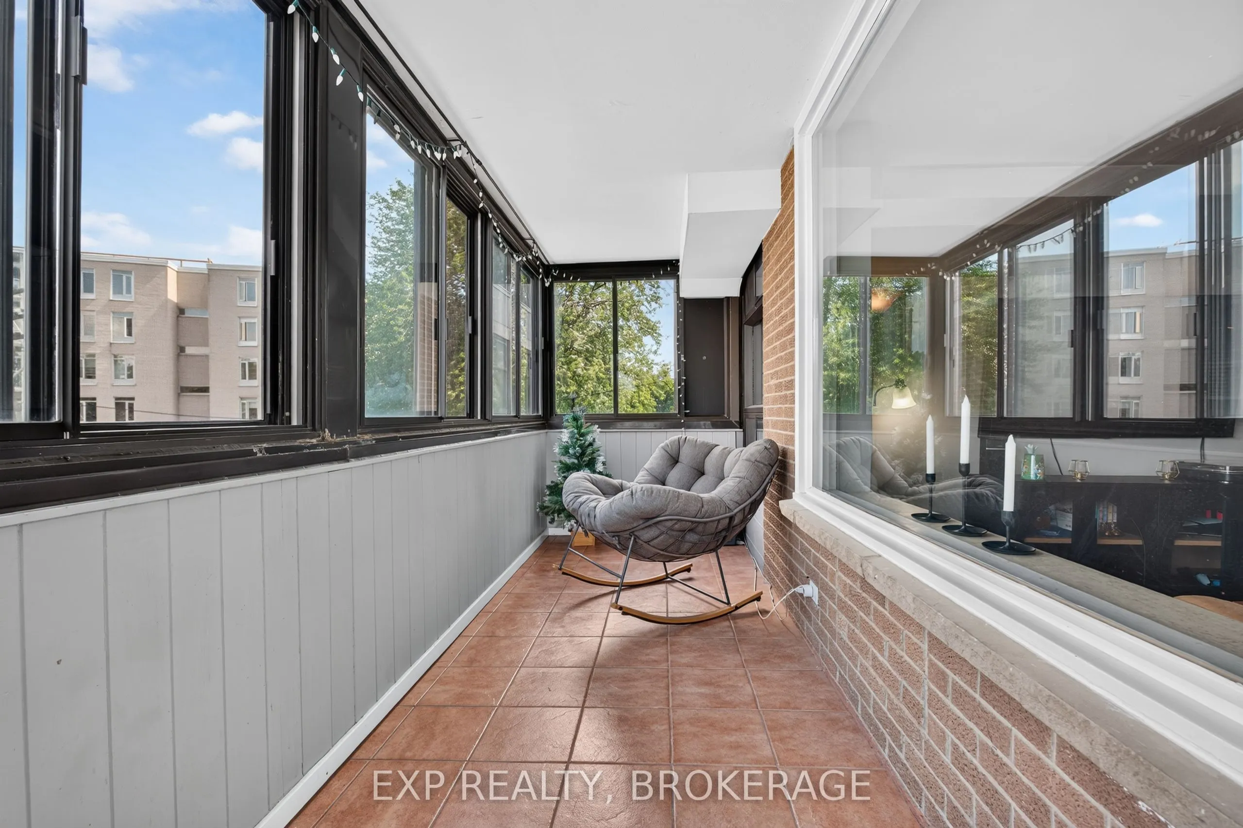 2 MOWAT Avenue #202