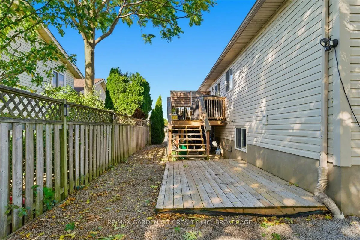 4 FOX TRAIL Drive
