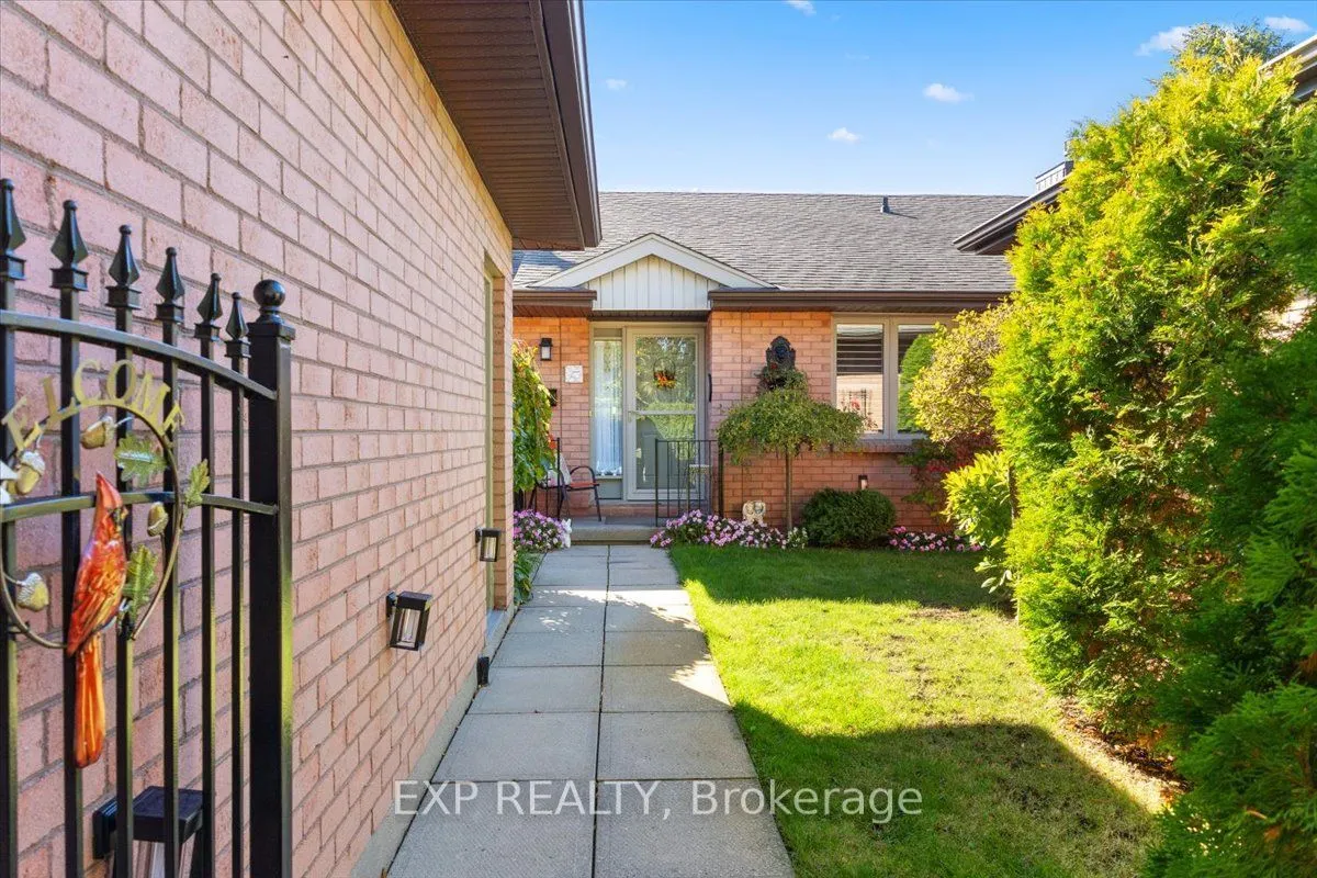 55 Fiddlers Green Road #33