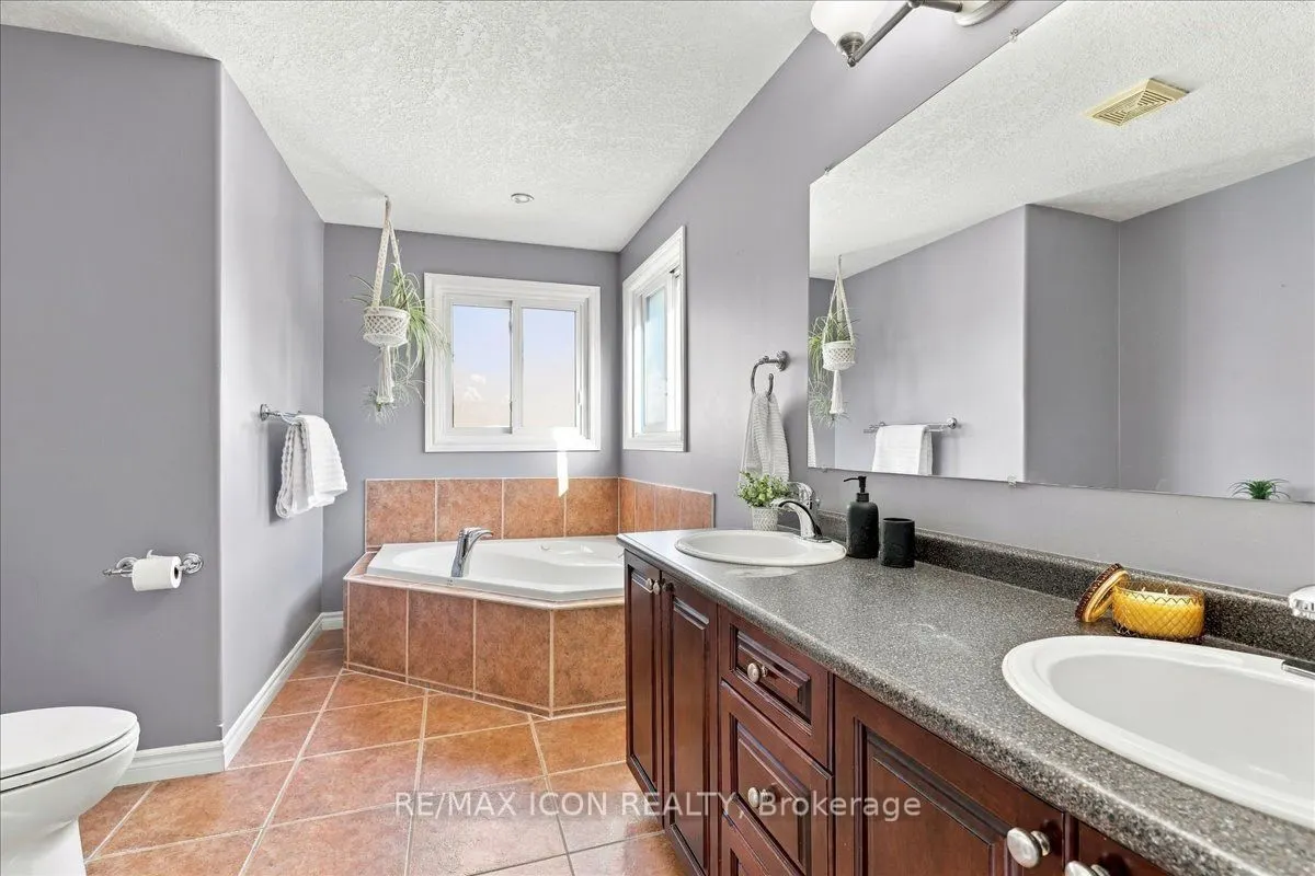 382 Mountain Laurel Crescent