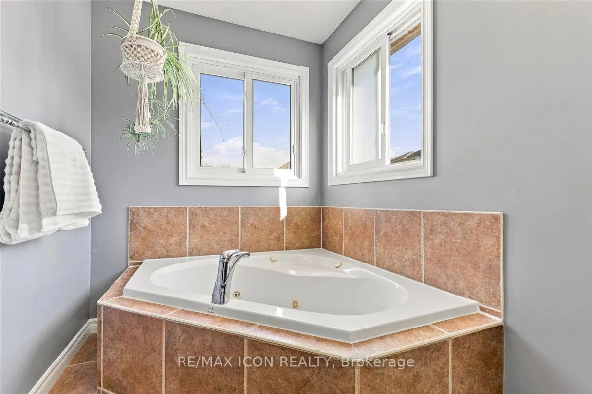 382 Mountain Laurel Crescent