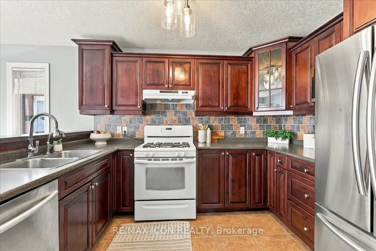 382 Mountain Laurel Crescent