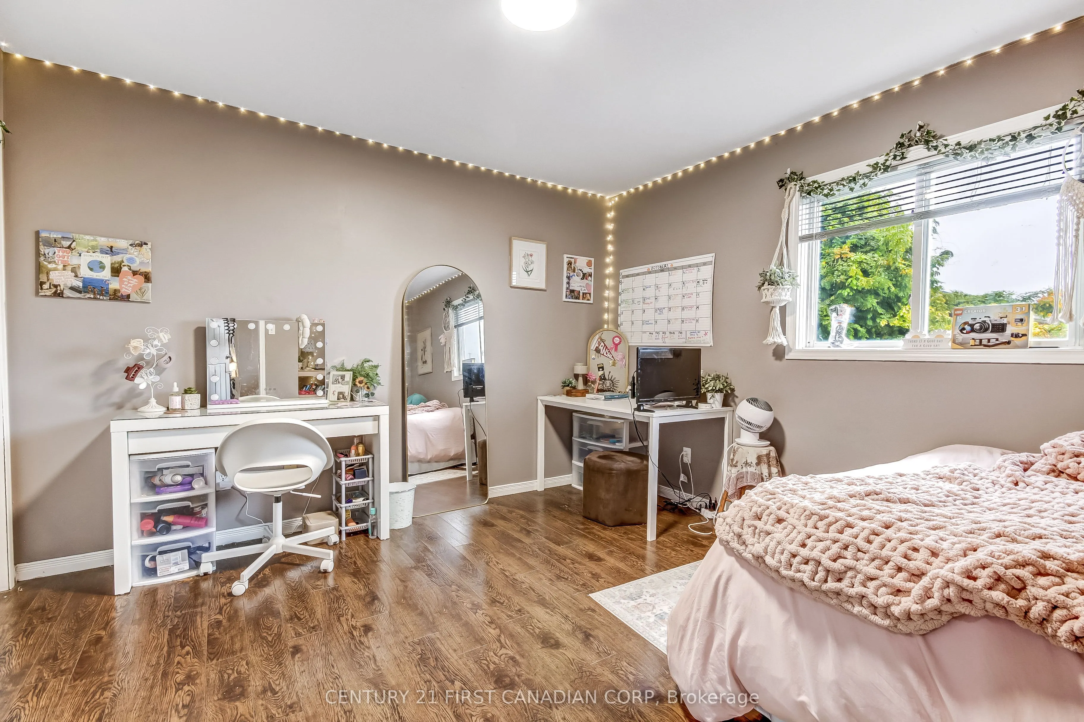 1082 Farnsborough Crescent