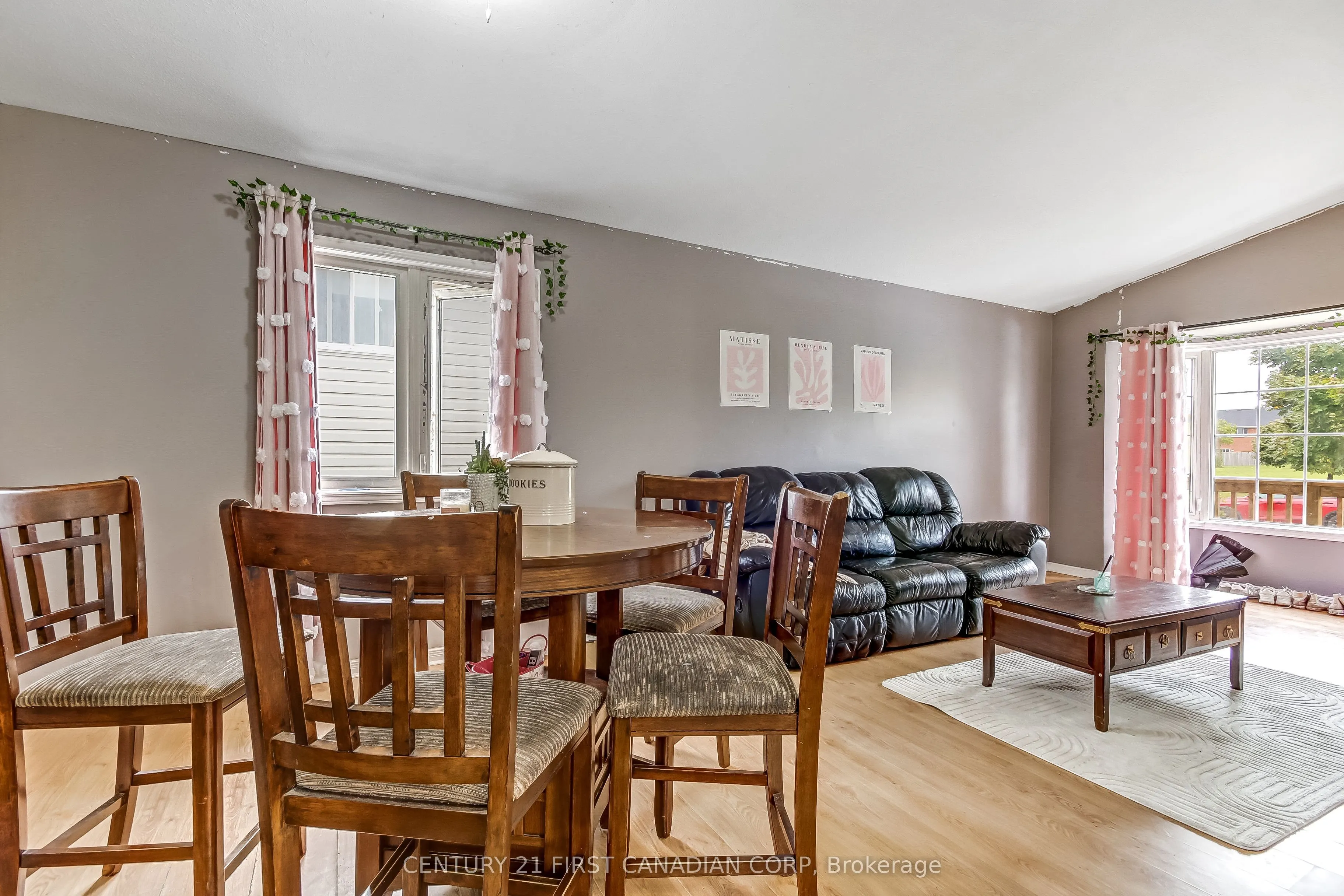 1082 Farnsborough Crescent