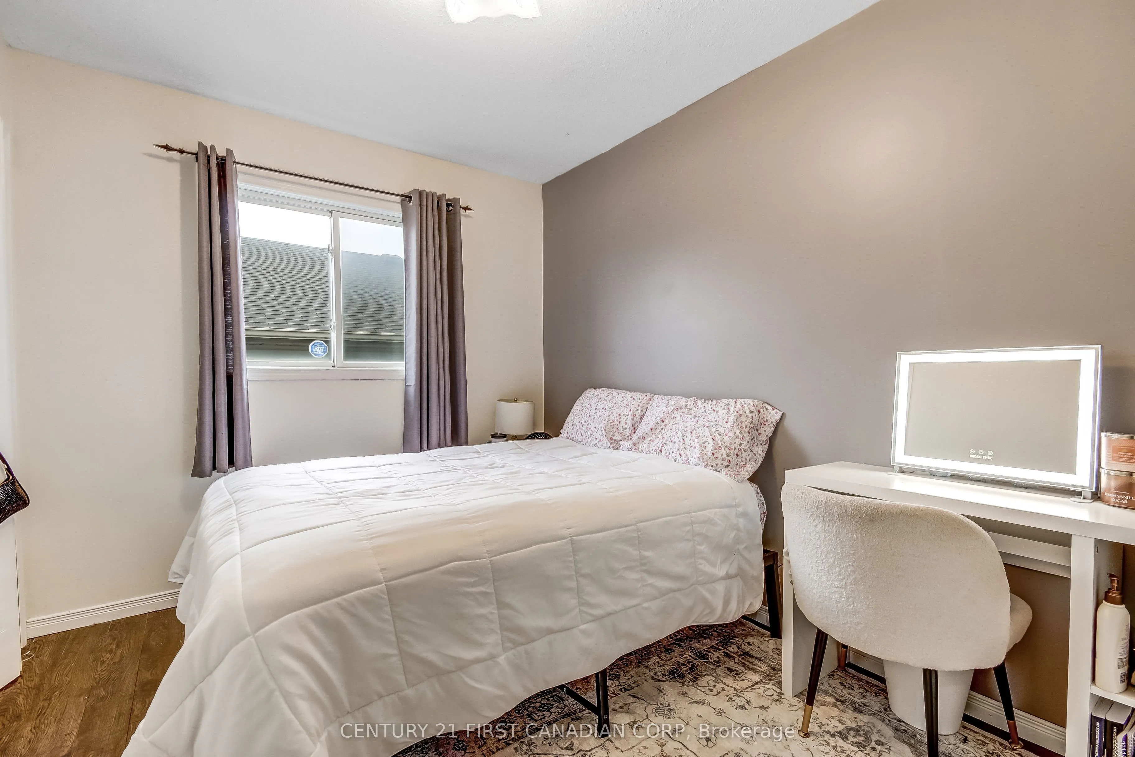 1082 Farnsborough Crescent