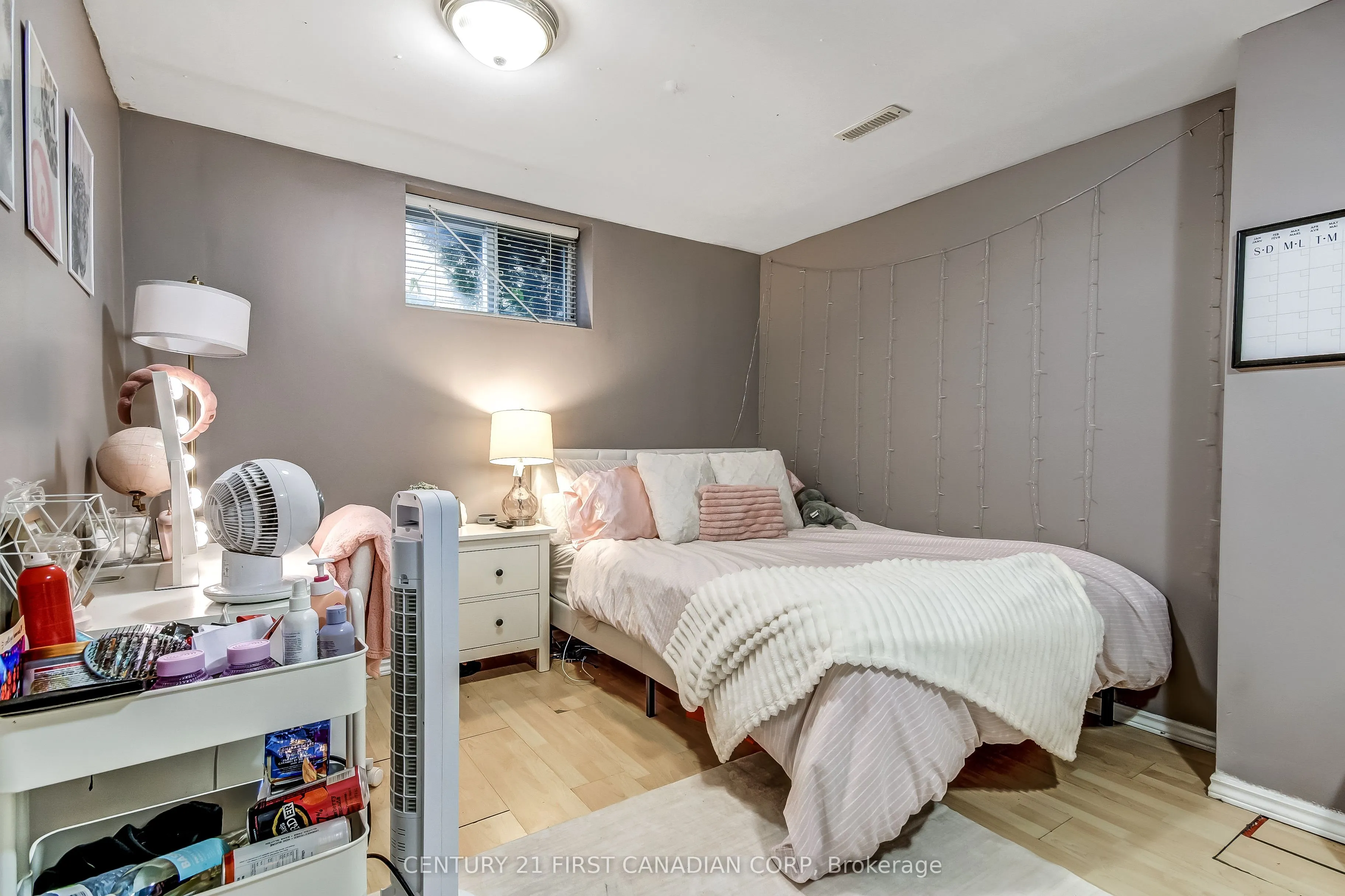 1082 Farnsborough Crescent