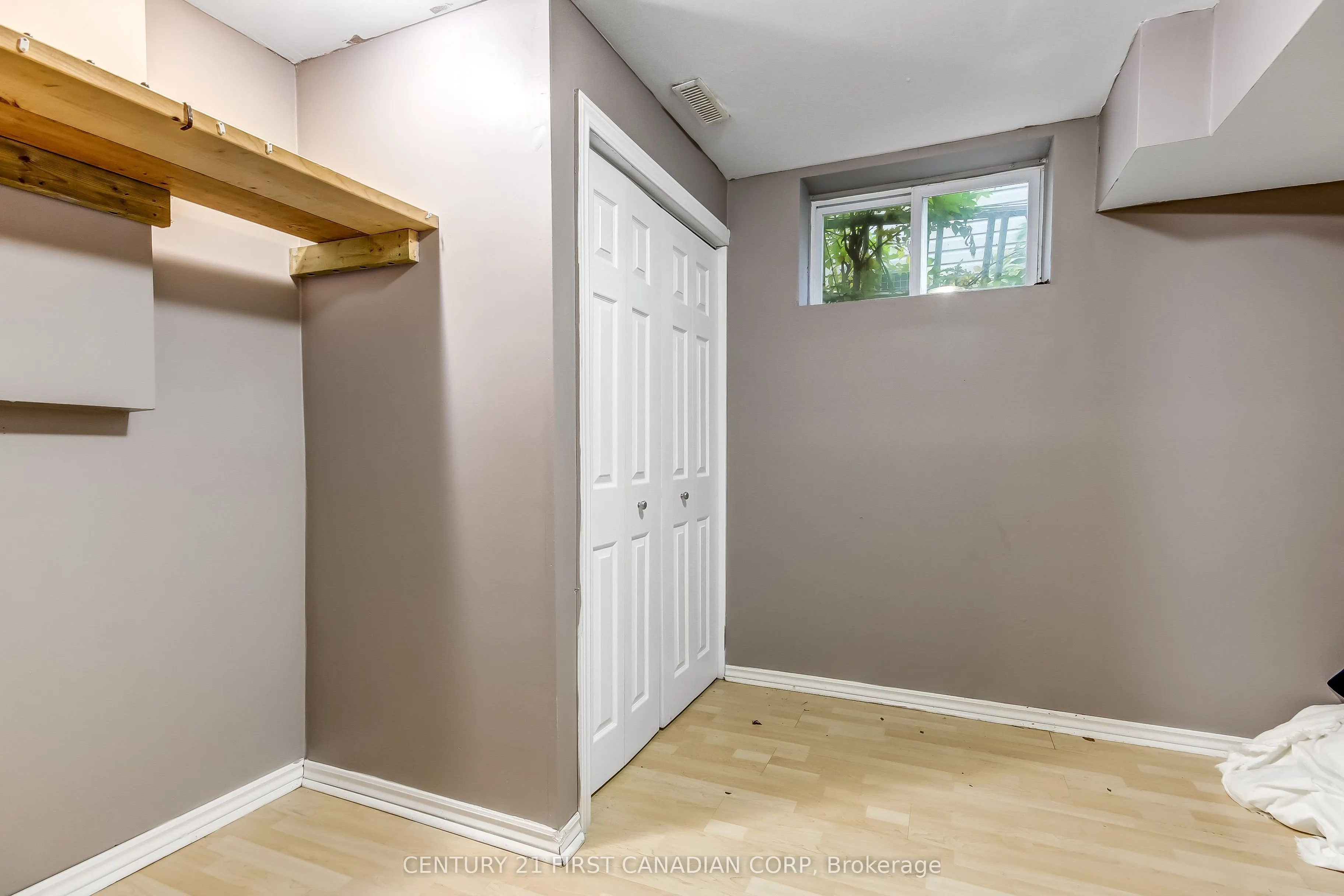 1082 Farnsborough Crescent