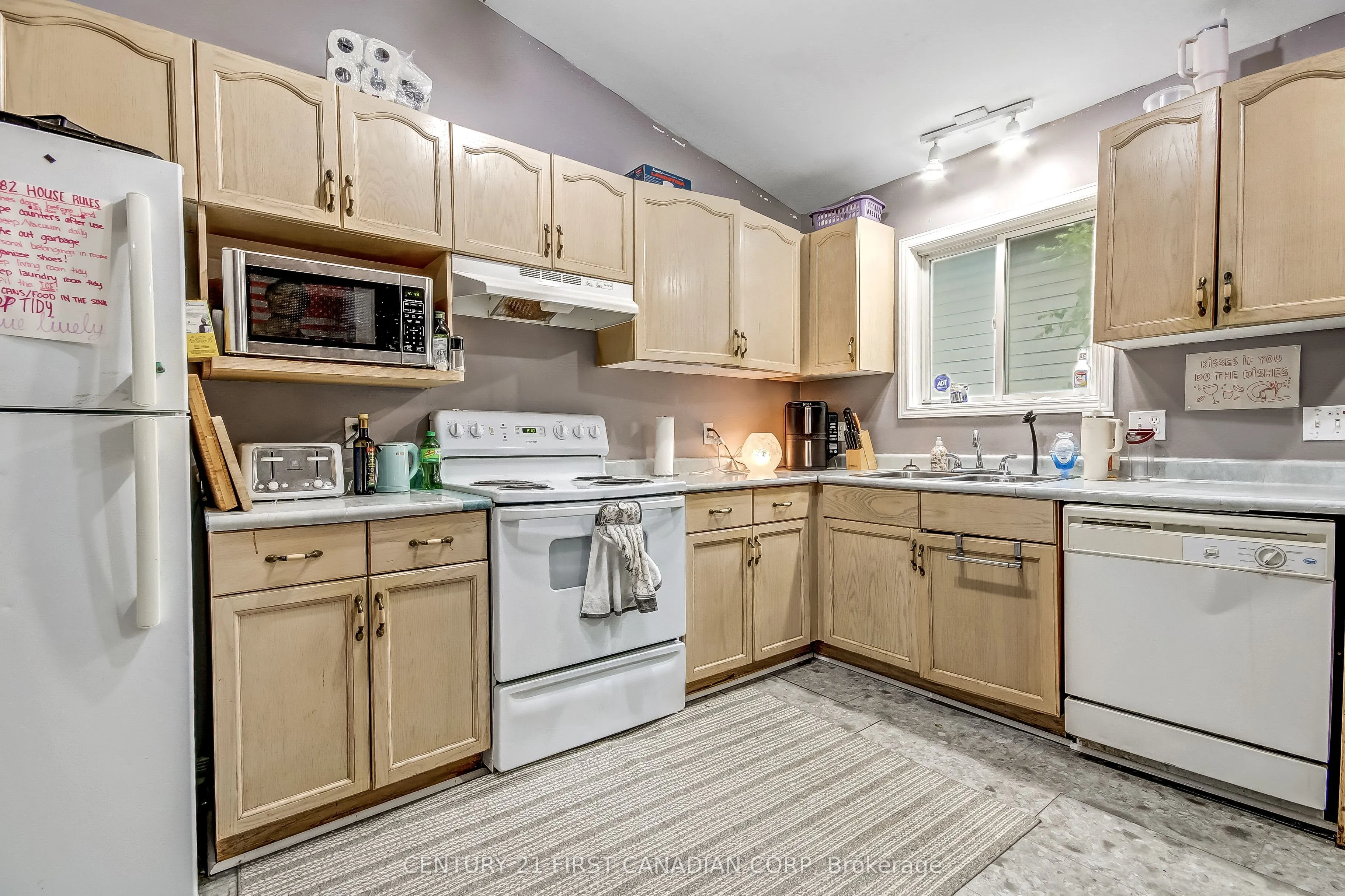 1082 Farnsborough Crescent