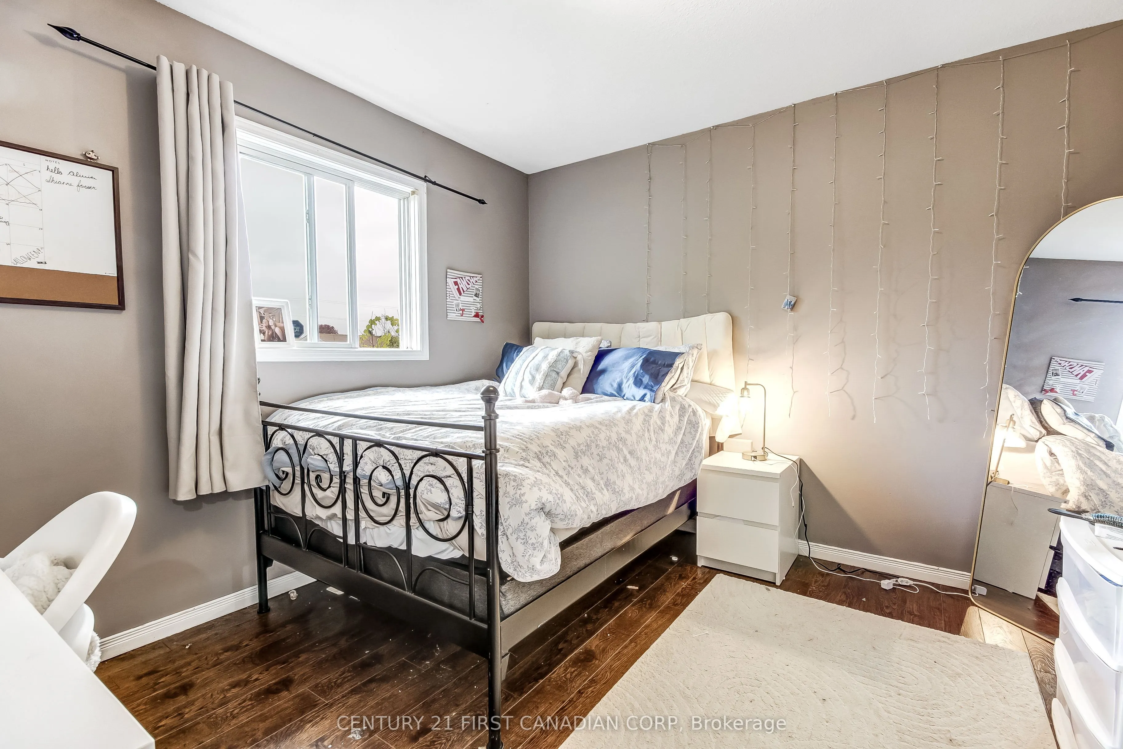 1082 Farnsborough Crescent