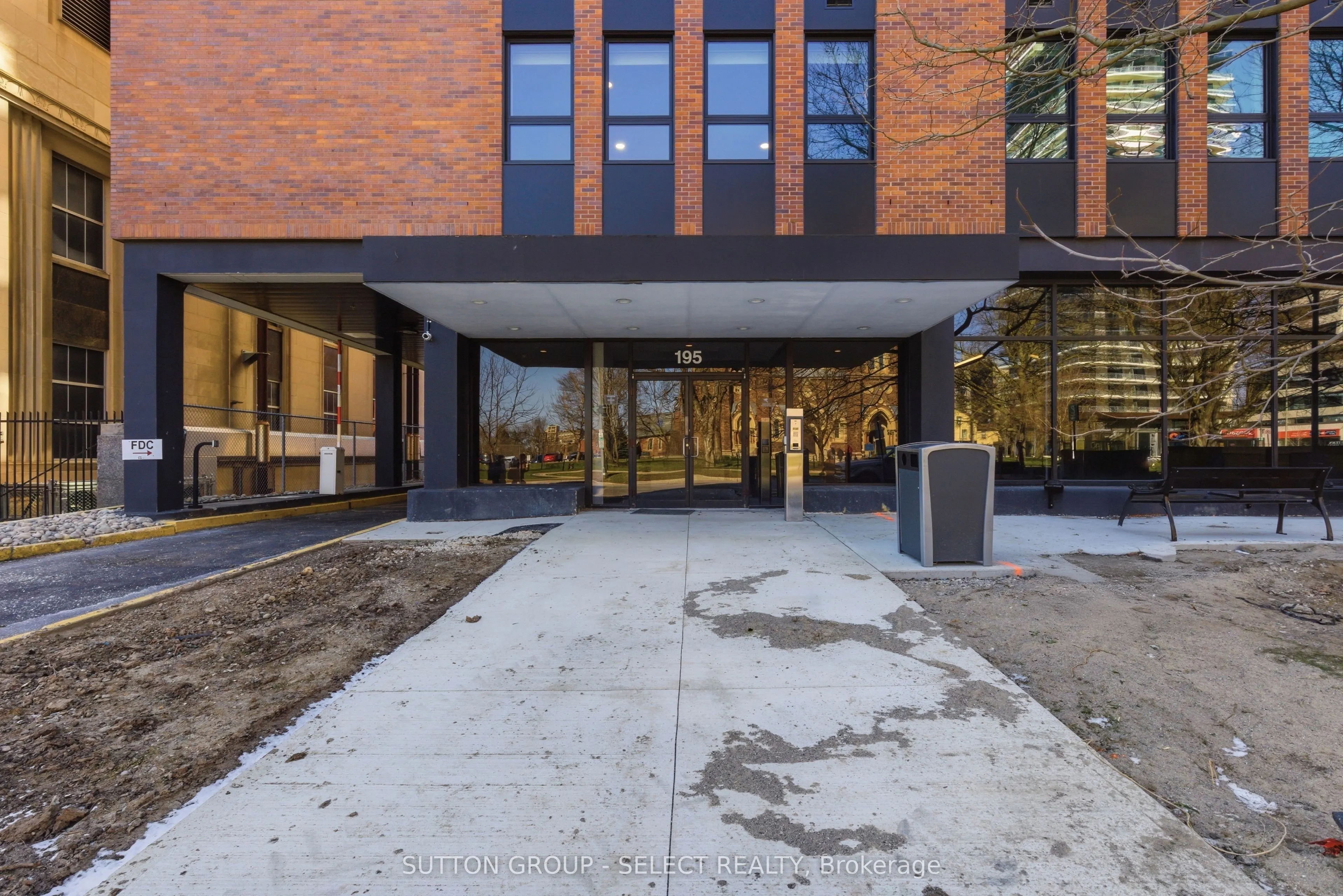 195 Dufferin Avenue #802