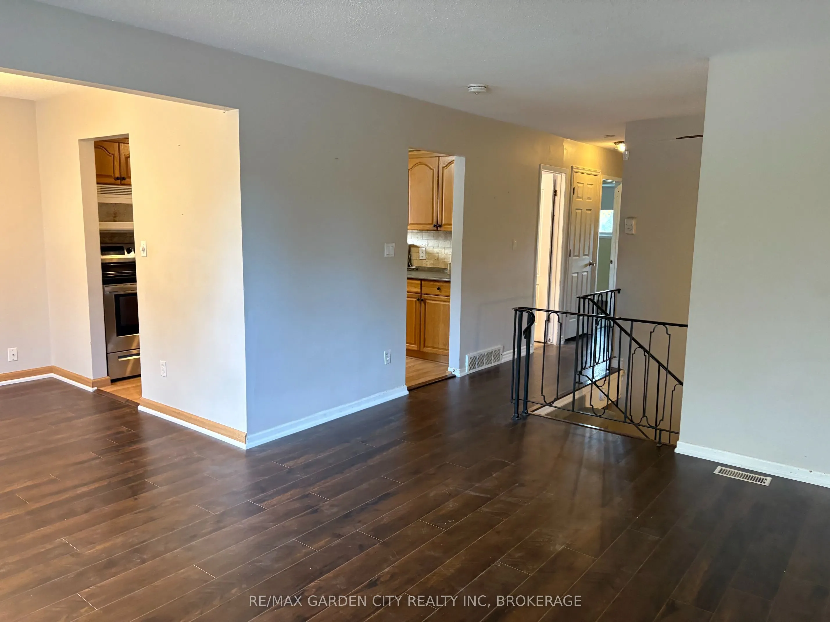 9 STONEGATE Drive #Upper