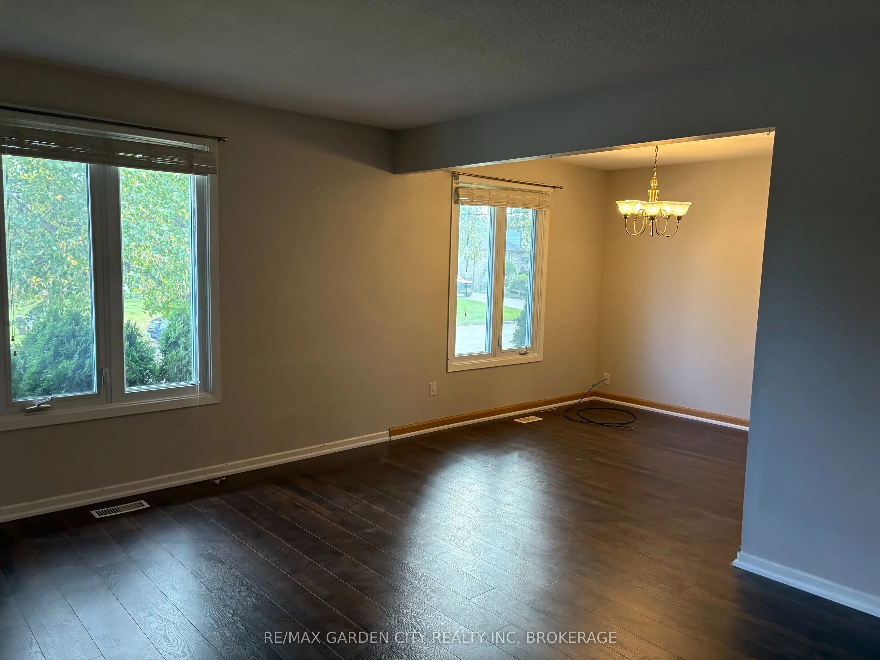 9 STONEGATE Drive #Upper