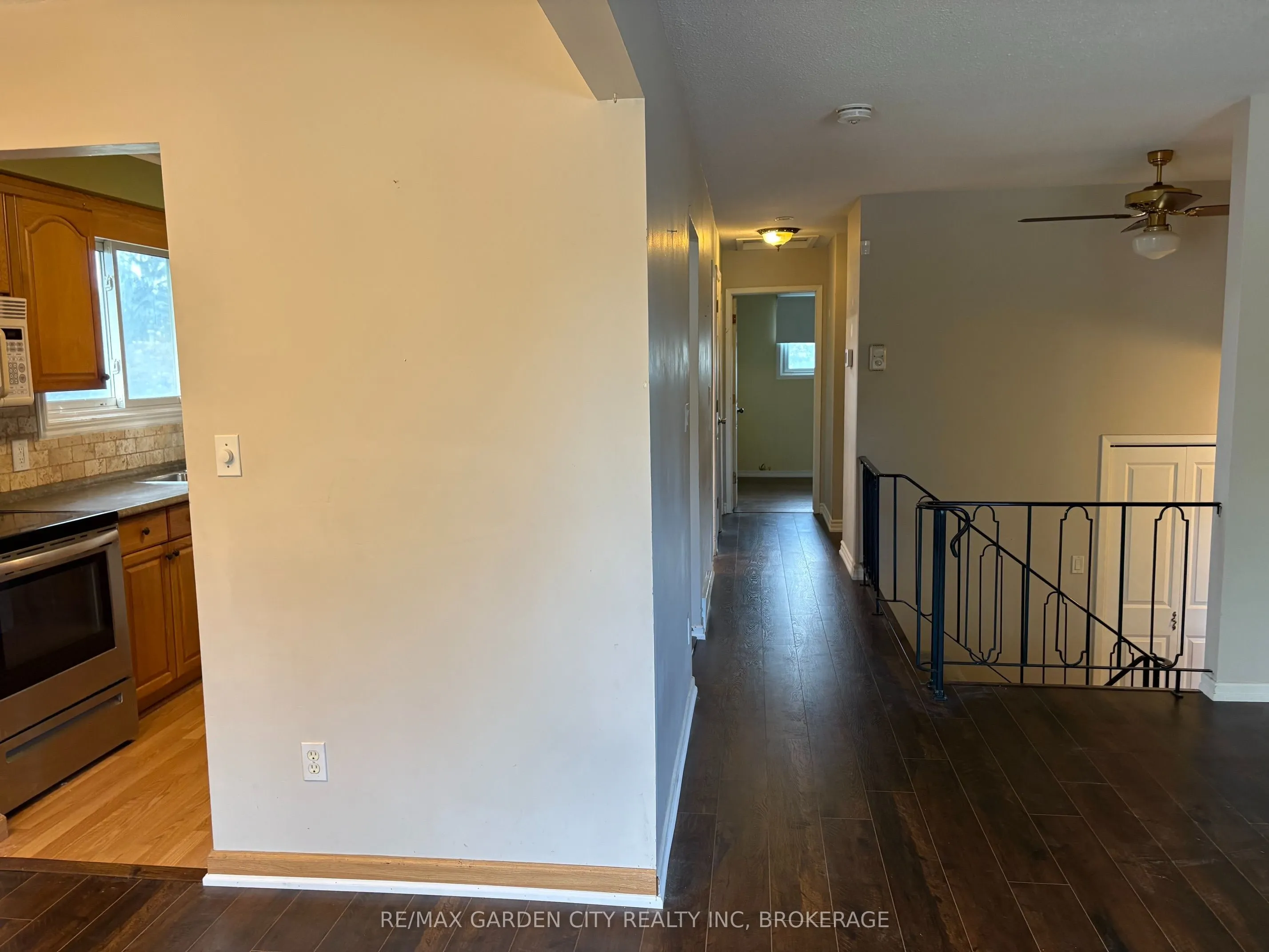 9 STONEGATE Drive #Upper