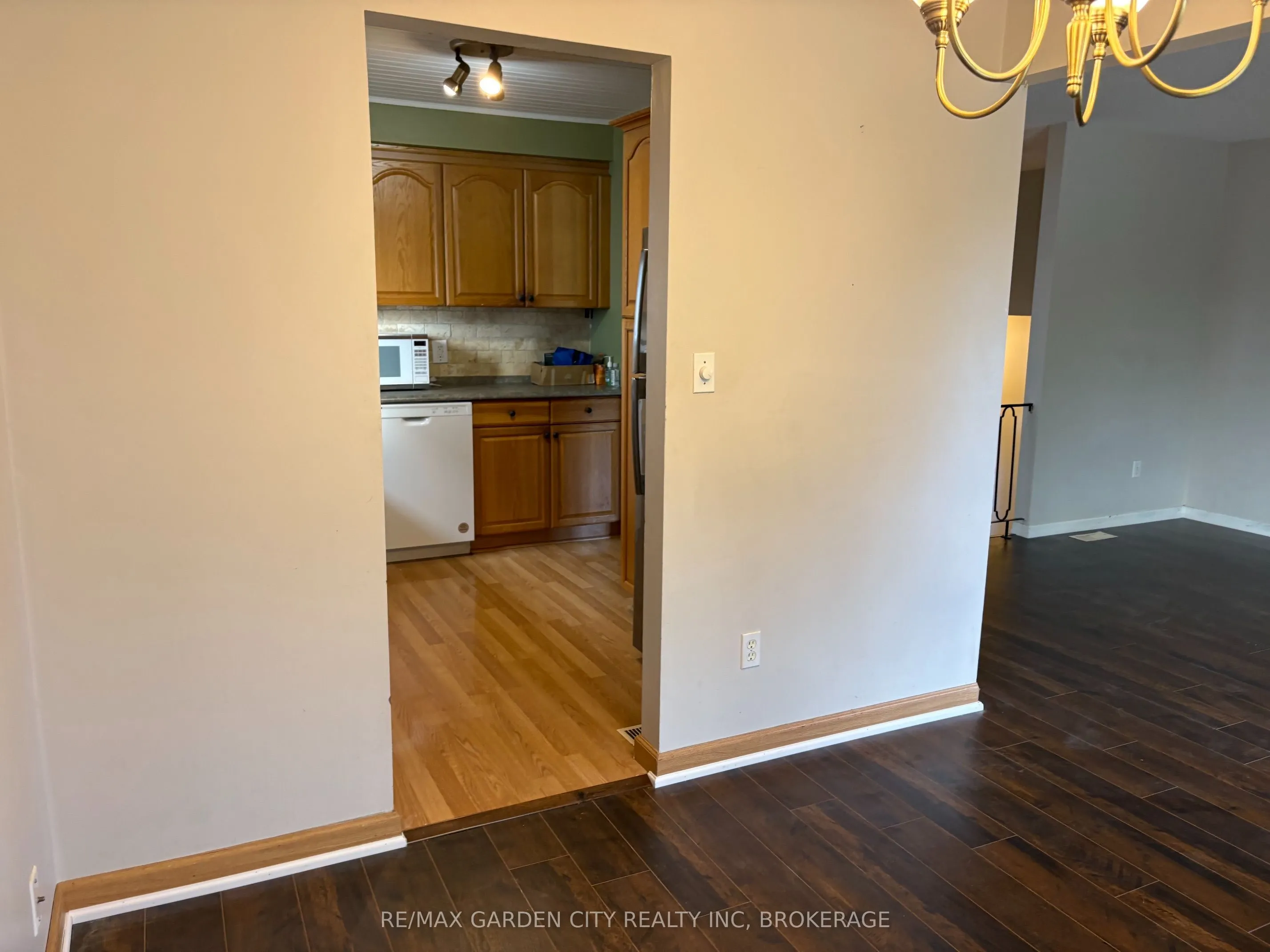 9 STONEGATE Drive #Upper