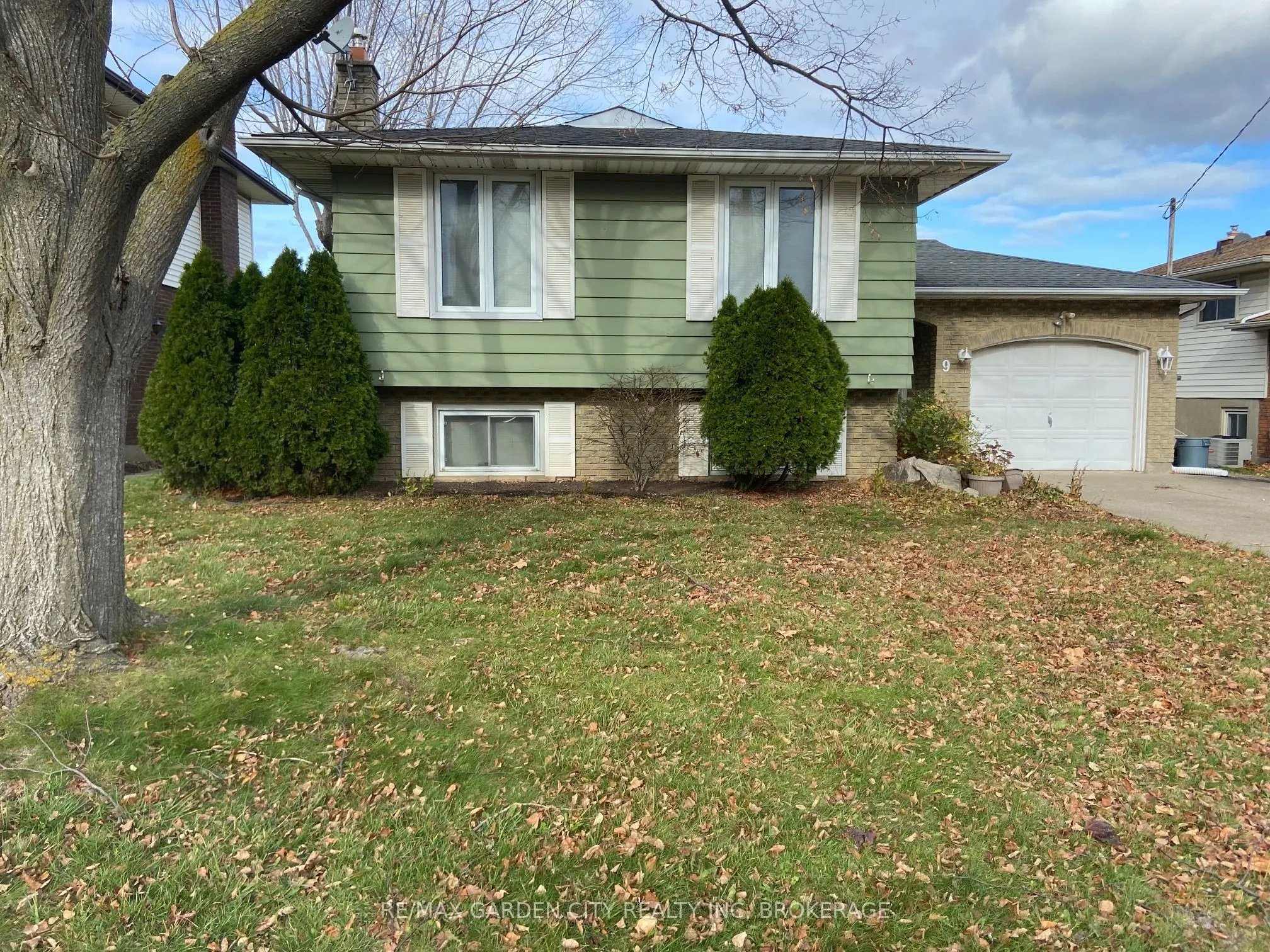 9 STONEGATE Drive #Upper