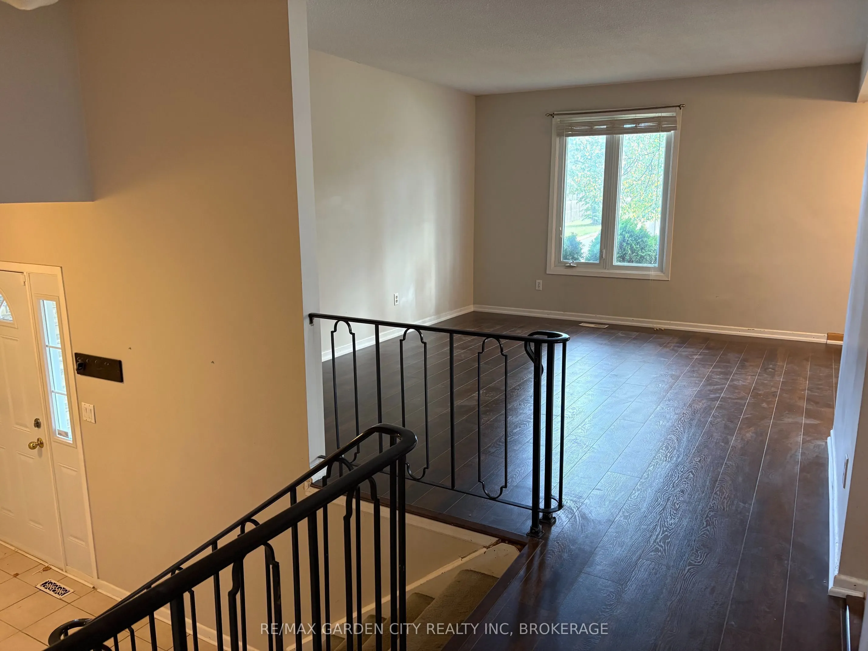 9 STONEGATE Drive #Upper