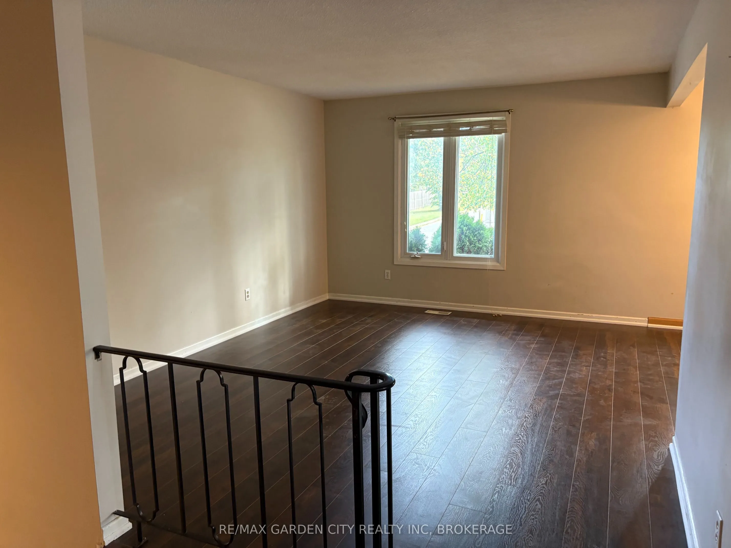9 STONEGATE Drive #Upper