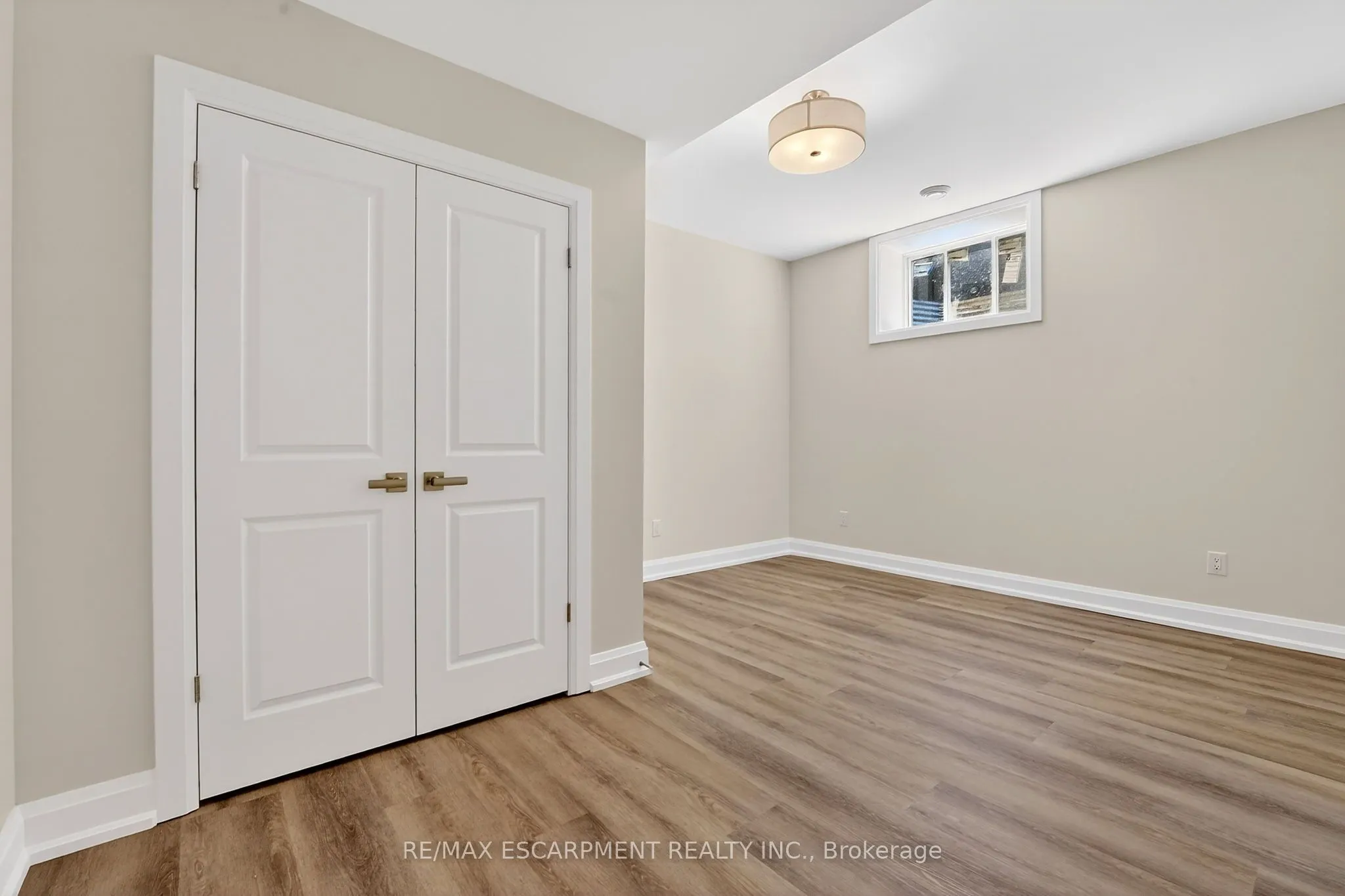 6192 Curlin Crescent