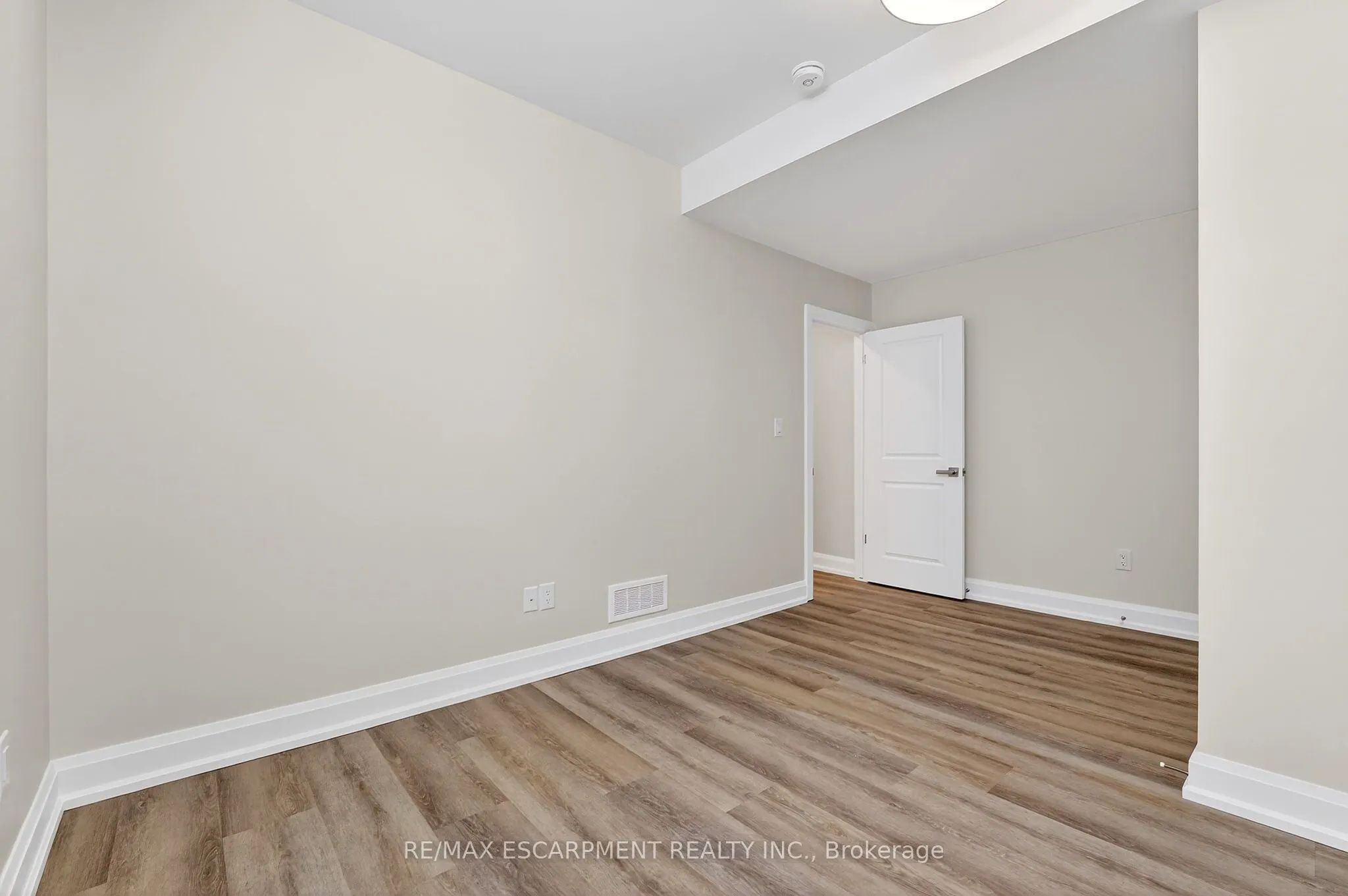 6192 Curlin Crescent