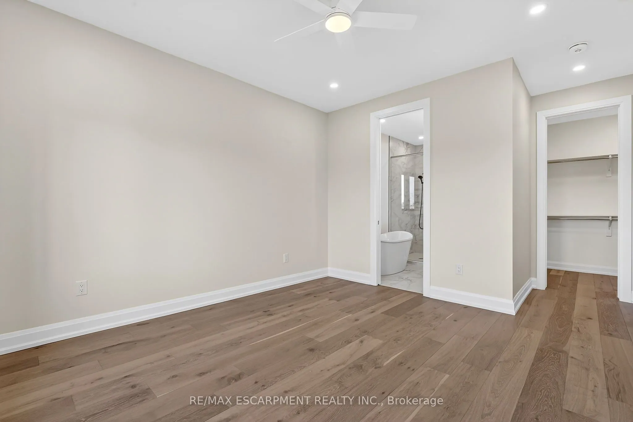6192 Curlin Crescent
