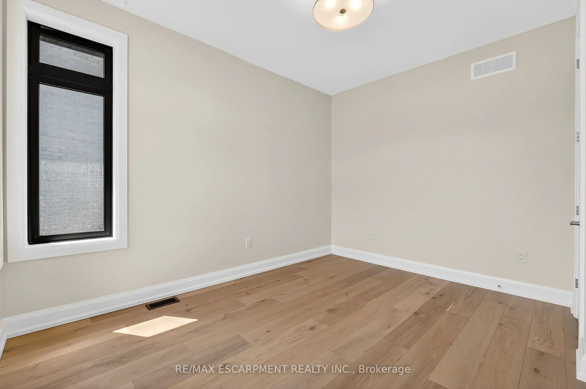6192 Curlin Crescent