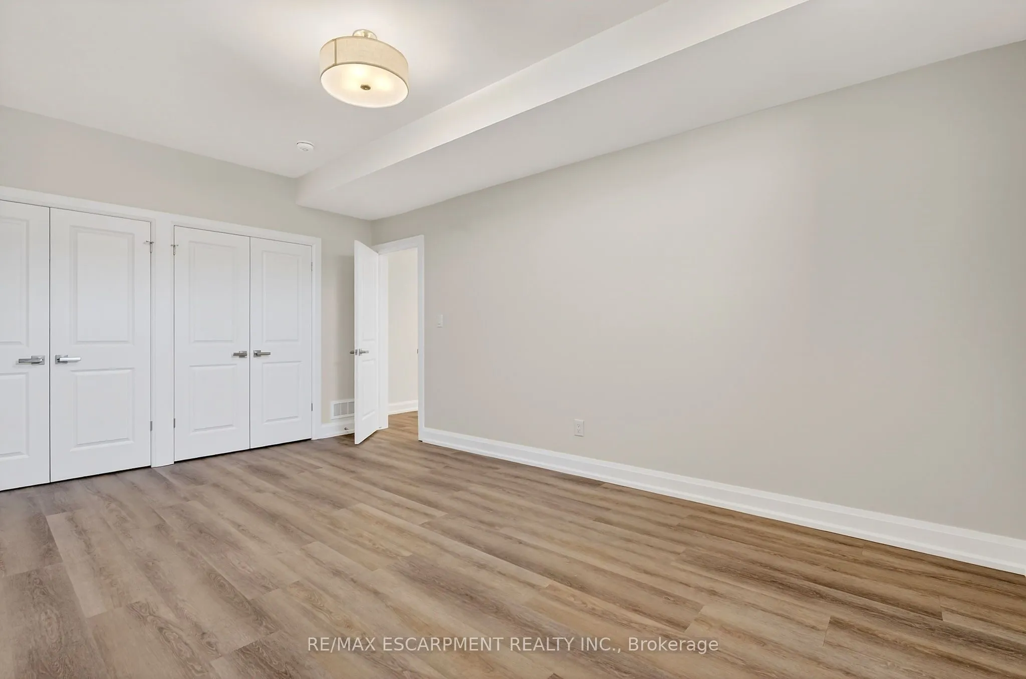 6192 Curlin Crescent