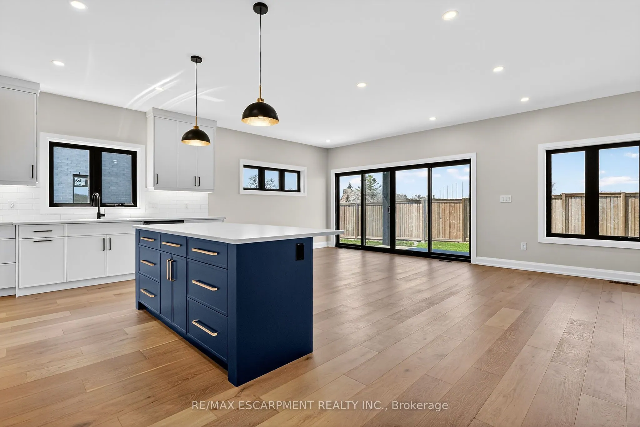6192 Curlin Crescent