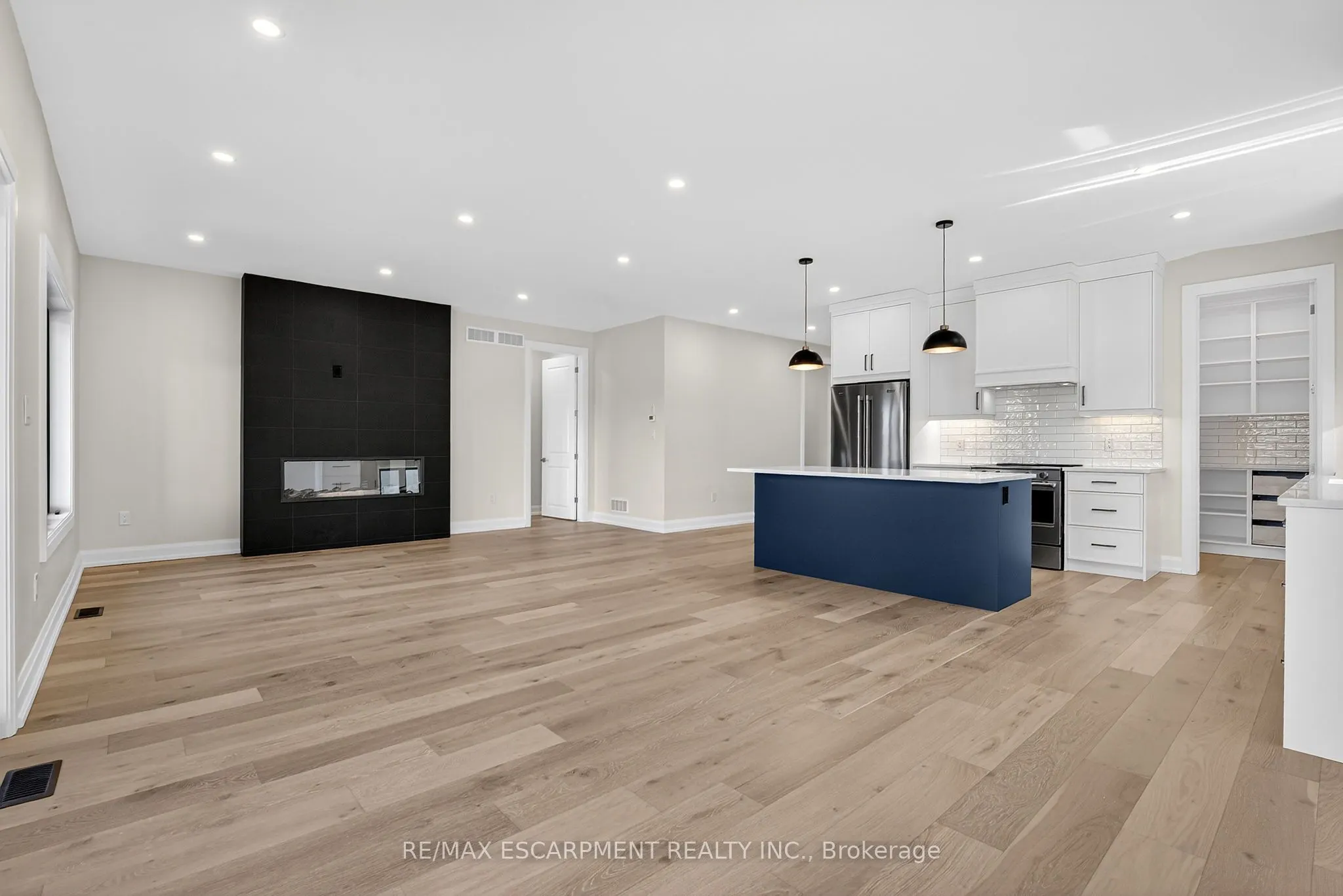 6192 Curlin Crescent