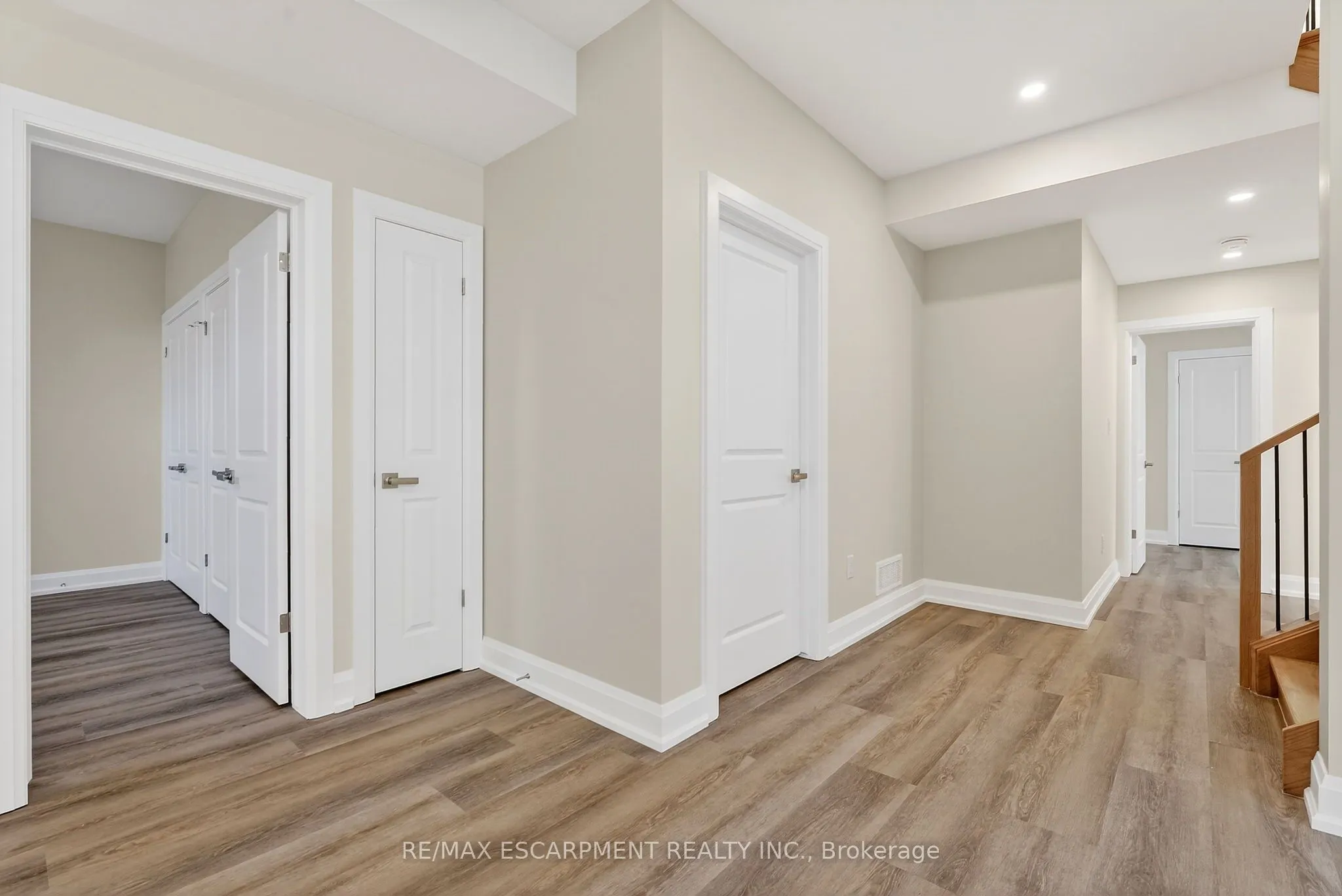6192 Curlin Crescent