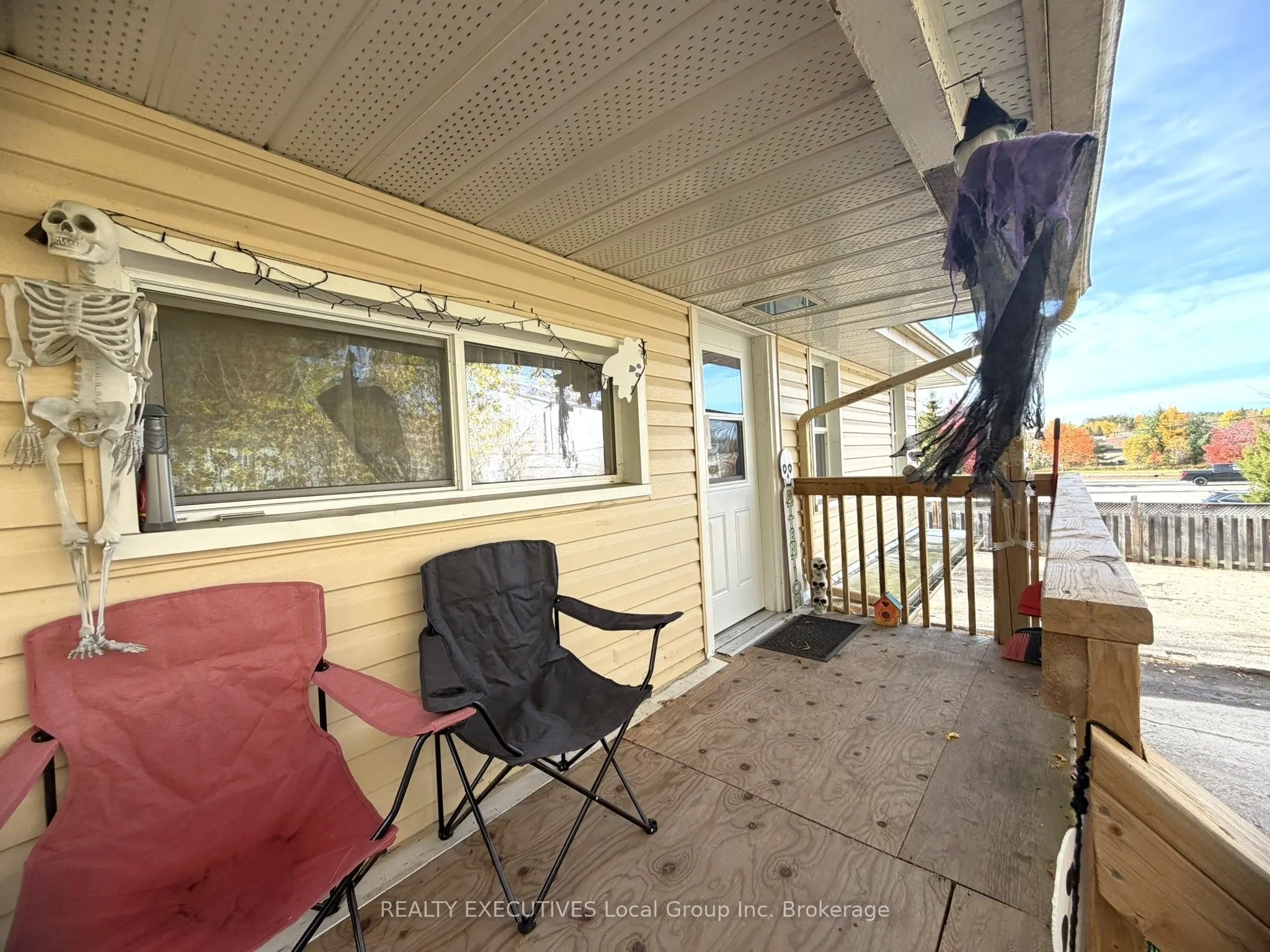 978 Main Street N