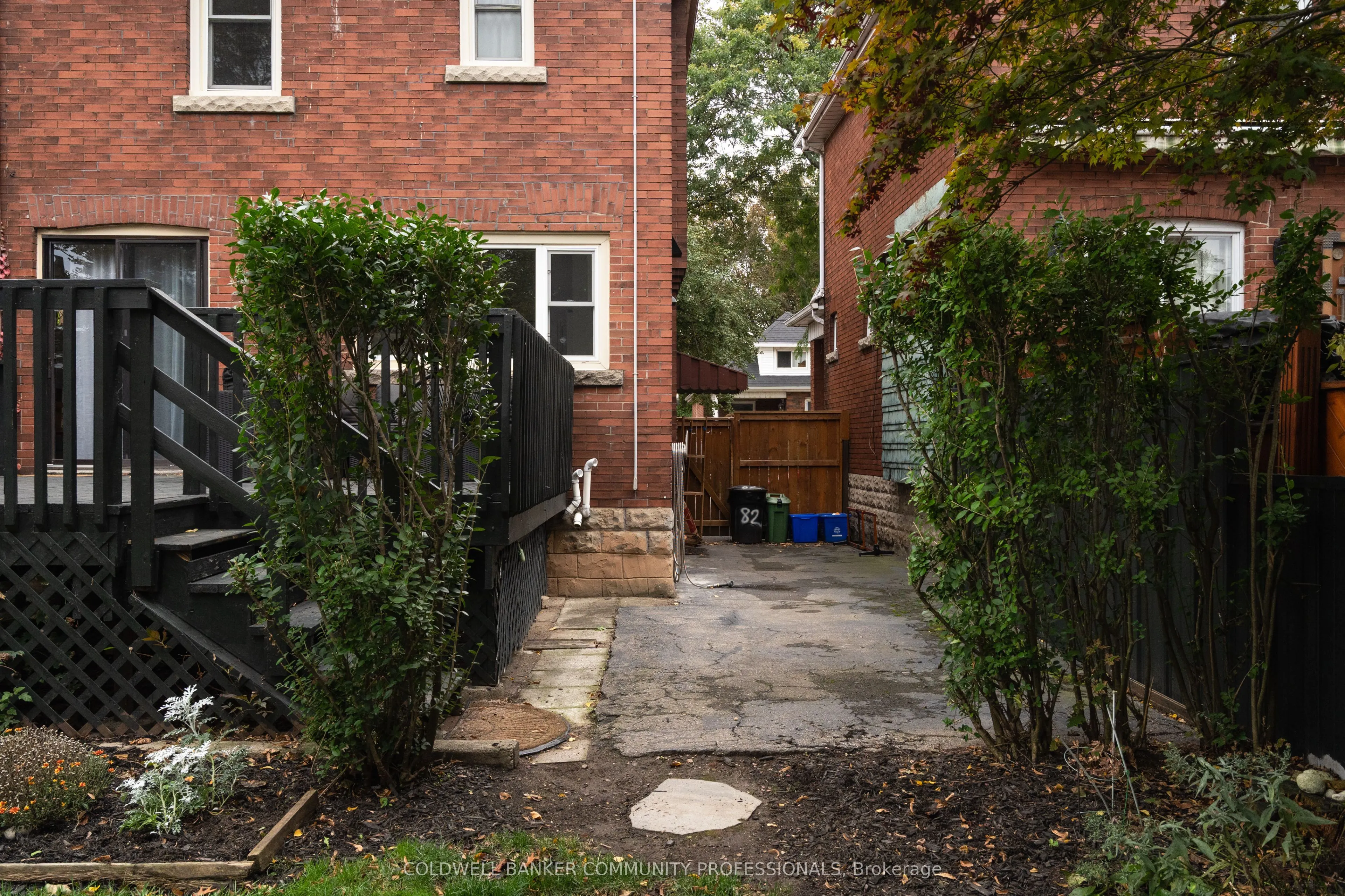 82 Province Street S