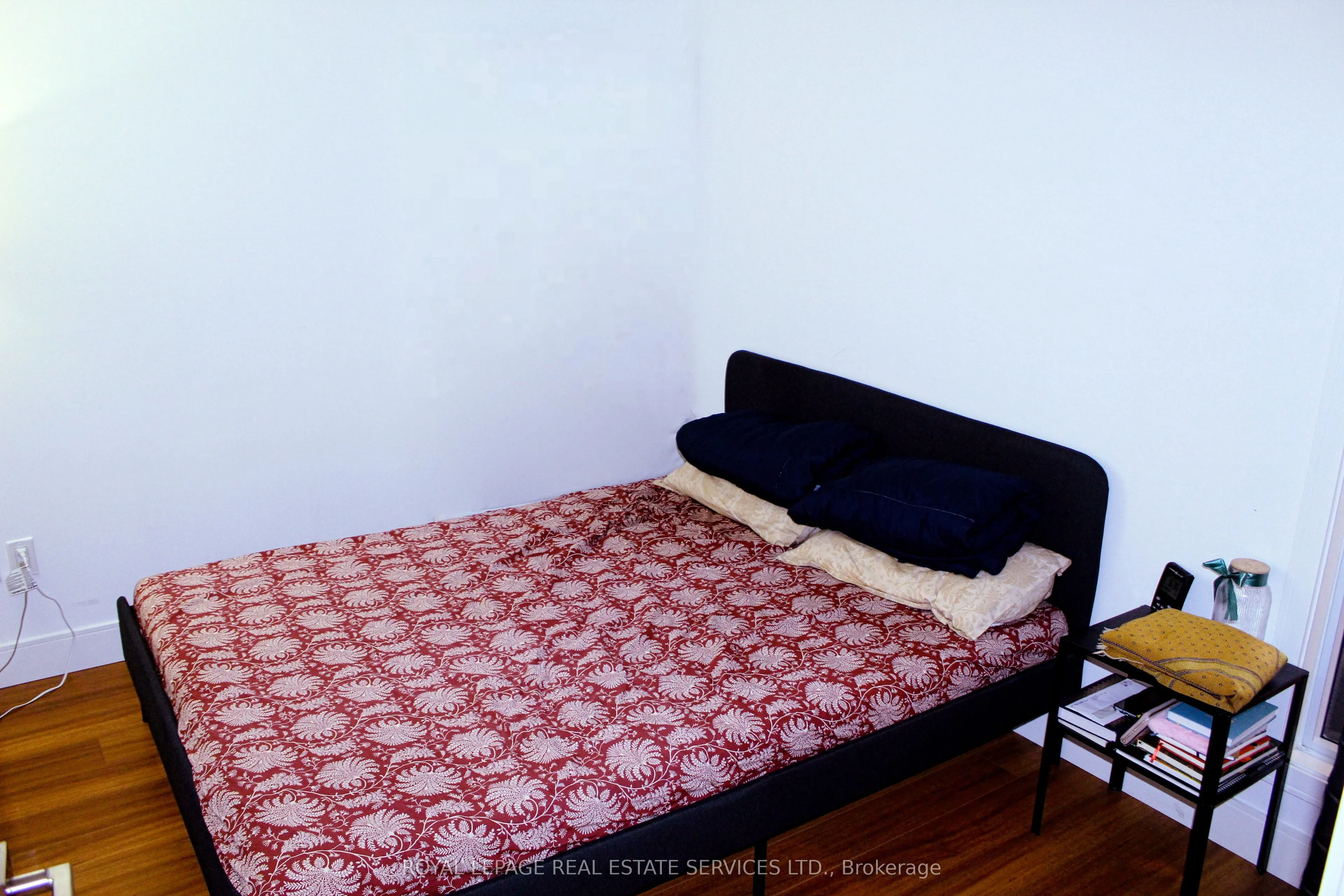 1 Wellington Street #402