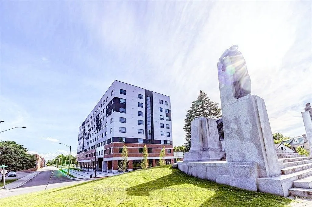 1 Wellington Street #402