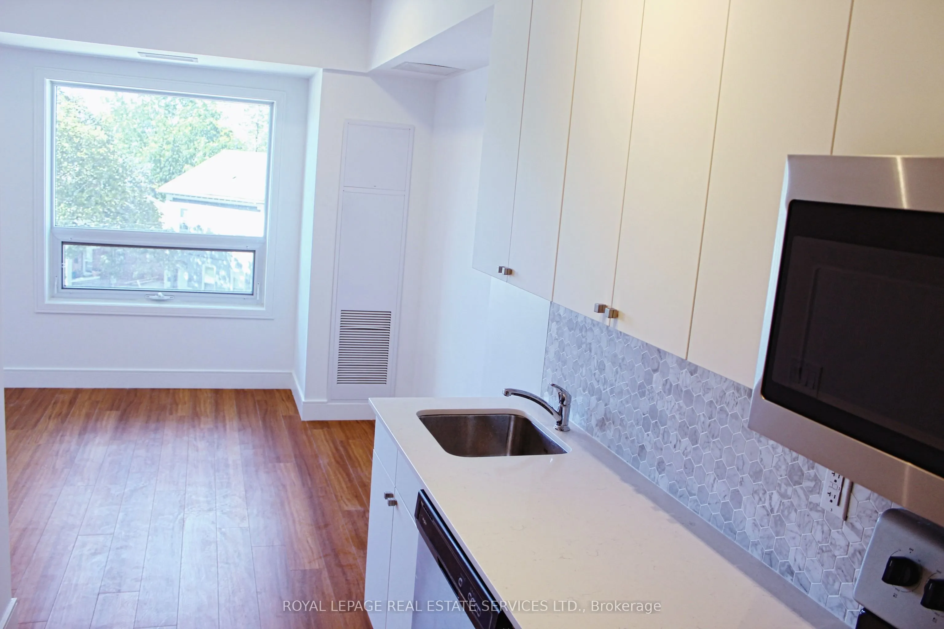 1 Wellington Street #402