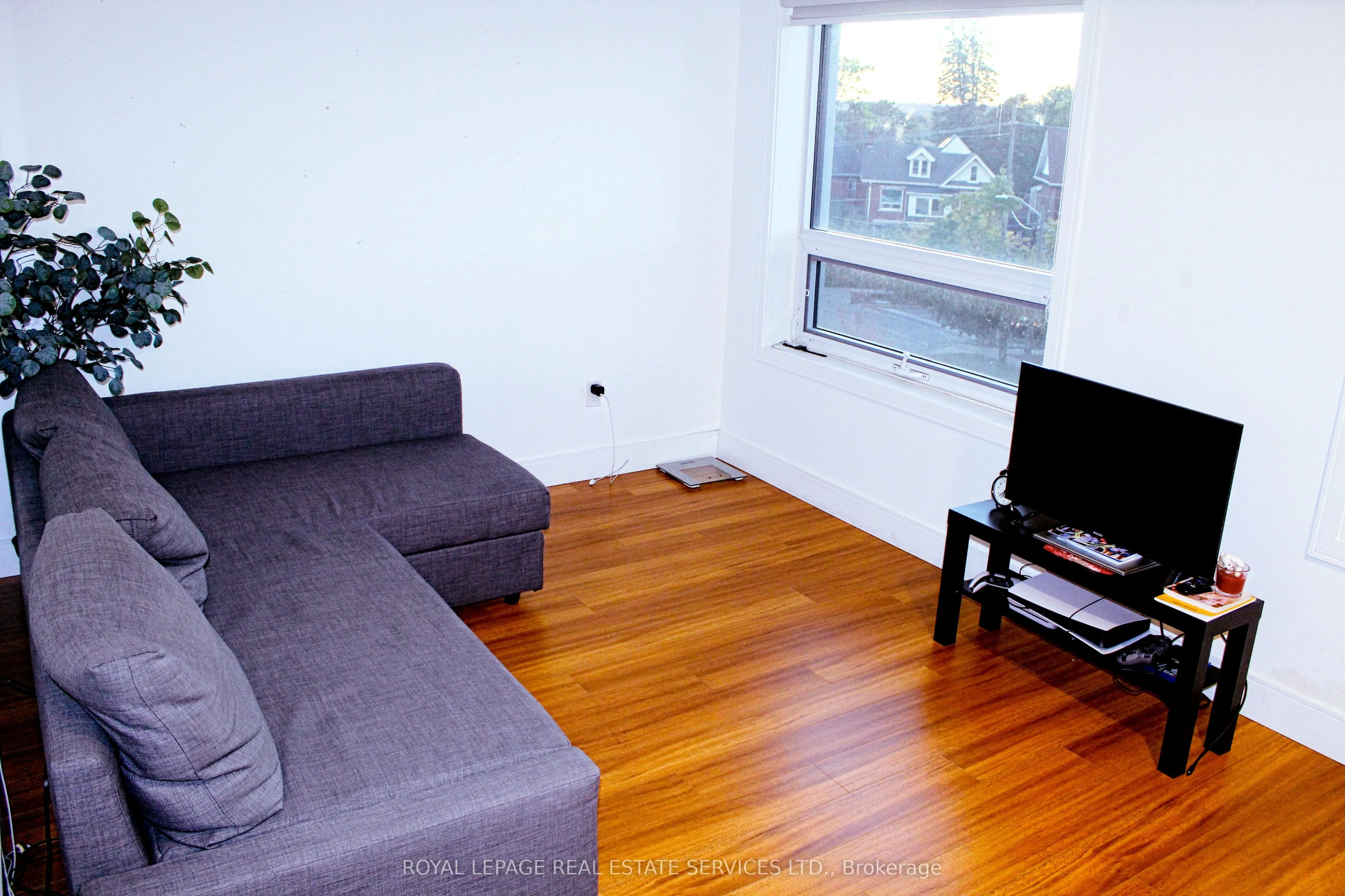 1 Wellington Street #402