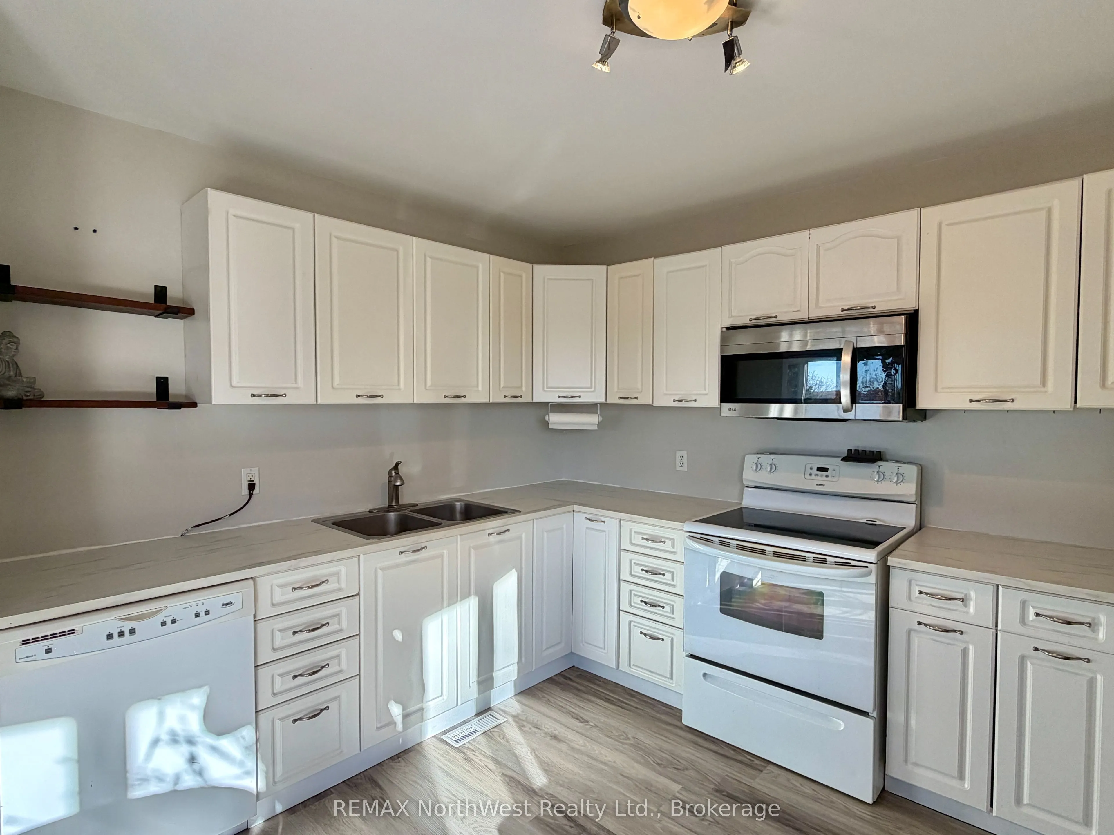 985 Muriel Lake Road