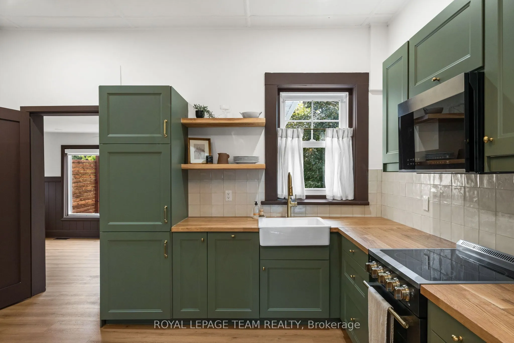 5584 Manotick Main Street