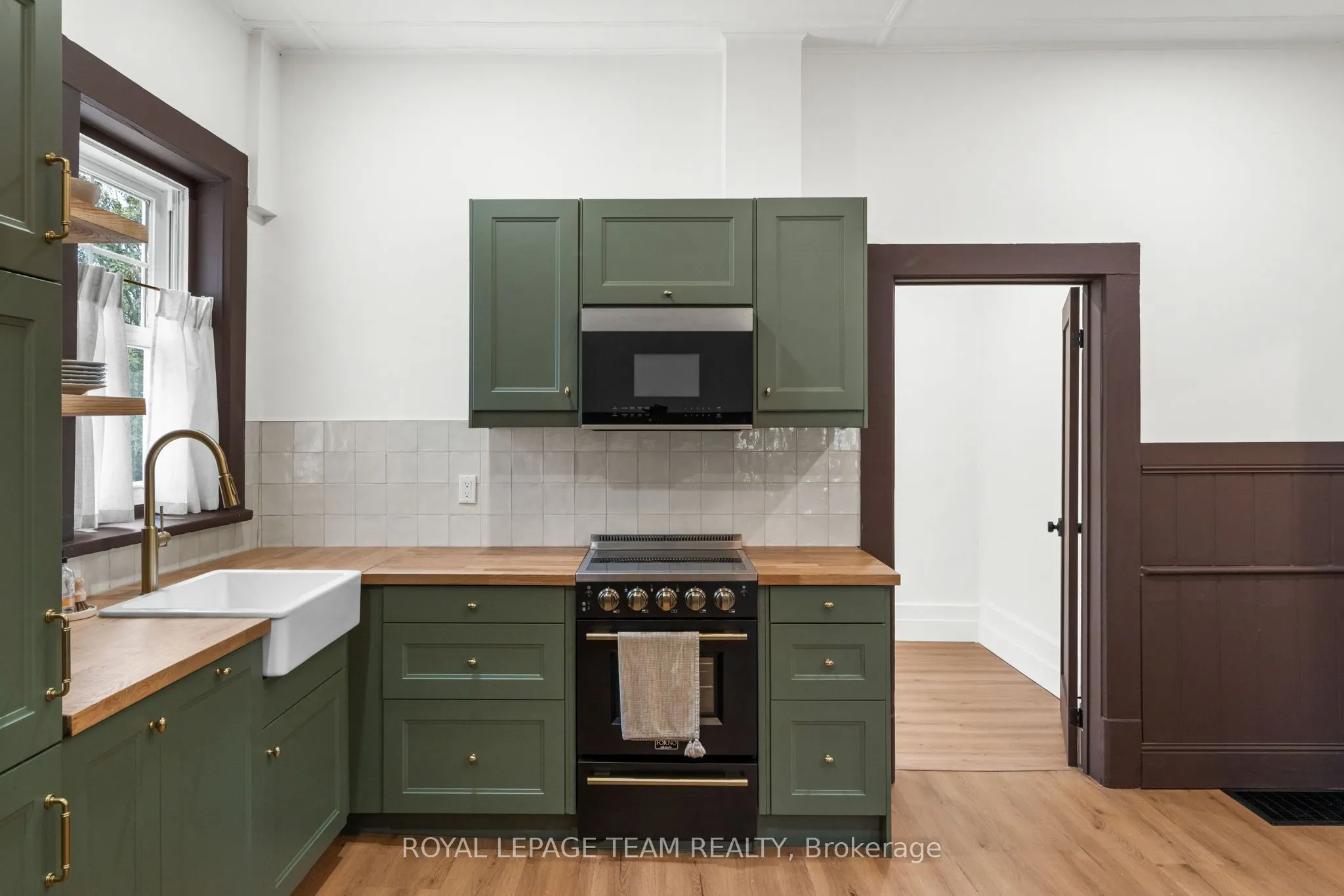 5584 Manotick Main Street
