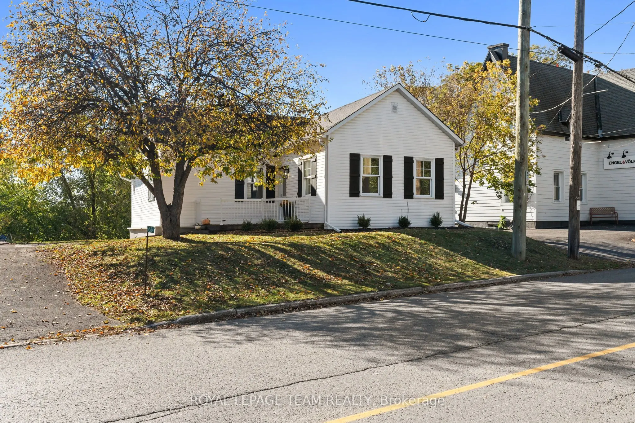 5584 Manotick Main Street