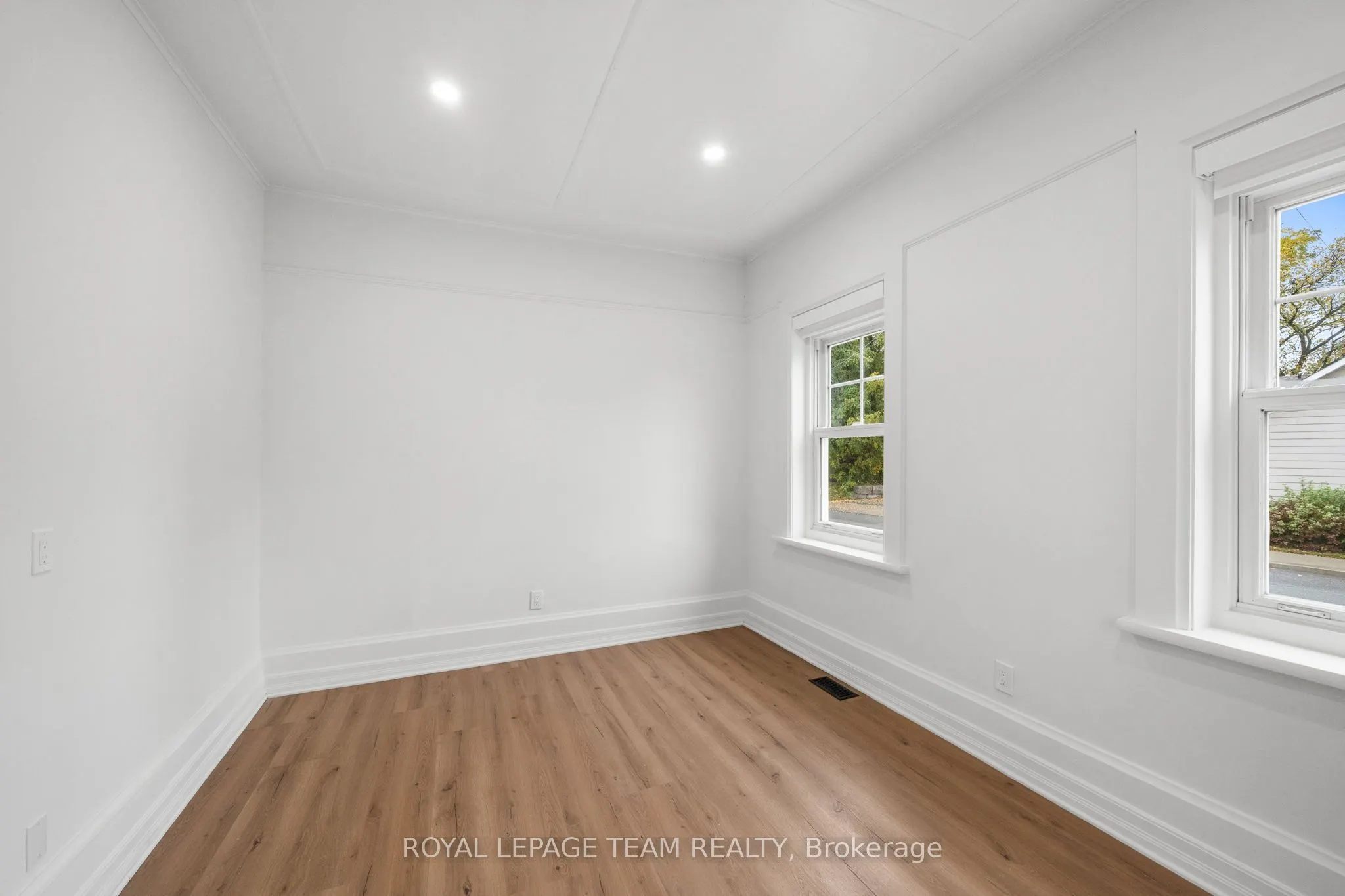 5584 Manotick Main Street