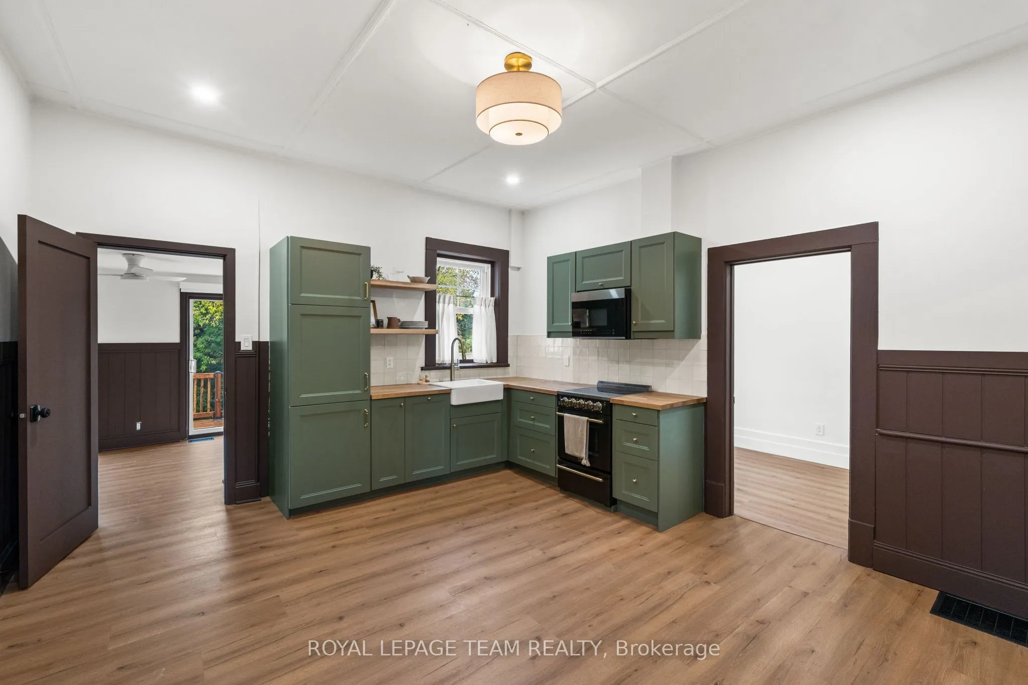 5584 Manotick Main Street