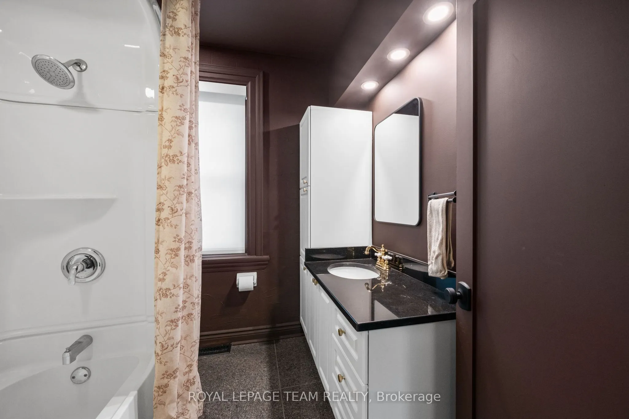 5584 Manotick Main Street