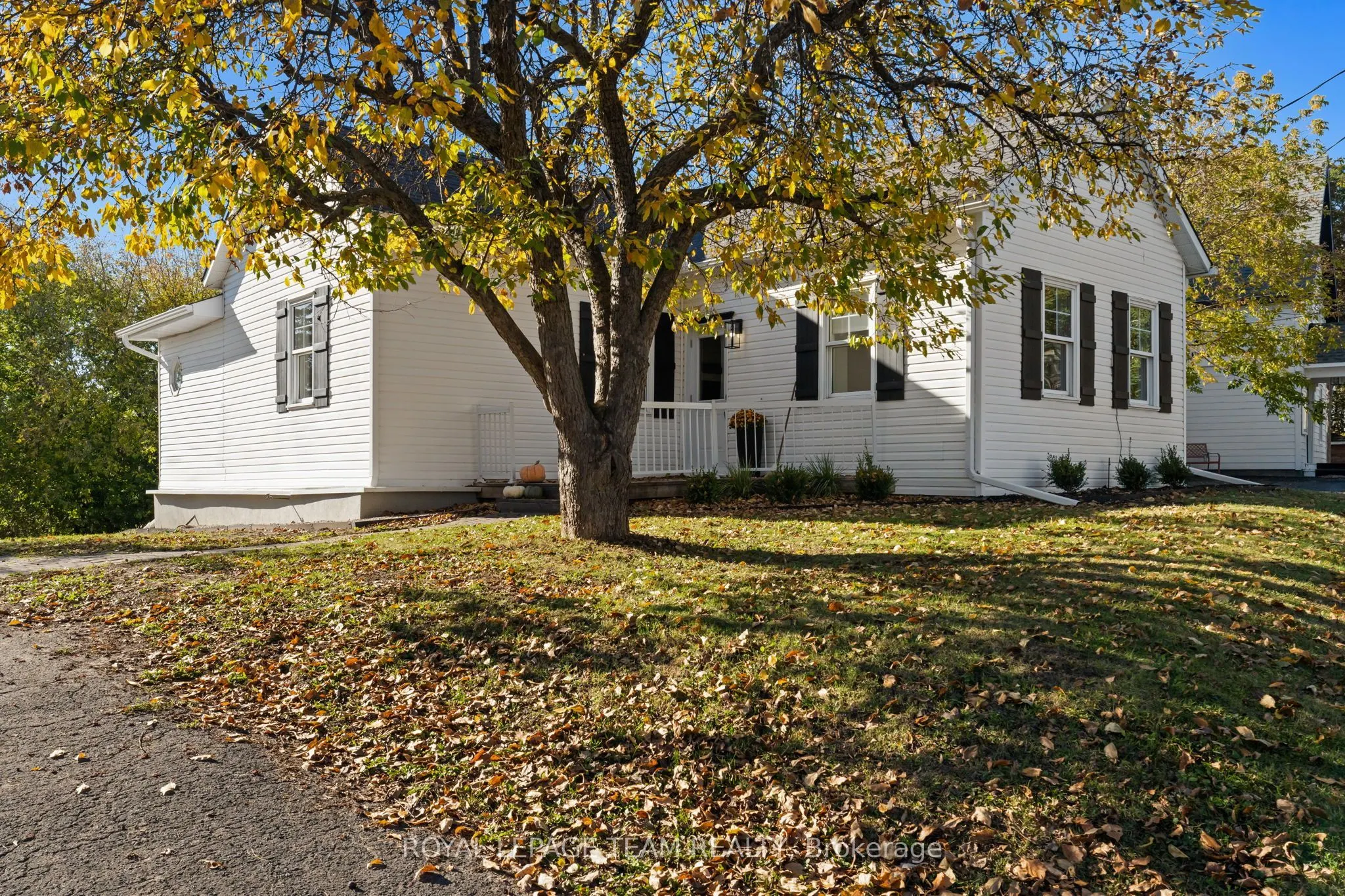 5584 Manotick Main Street