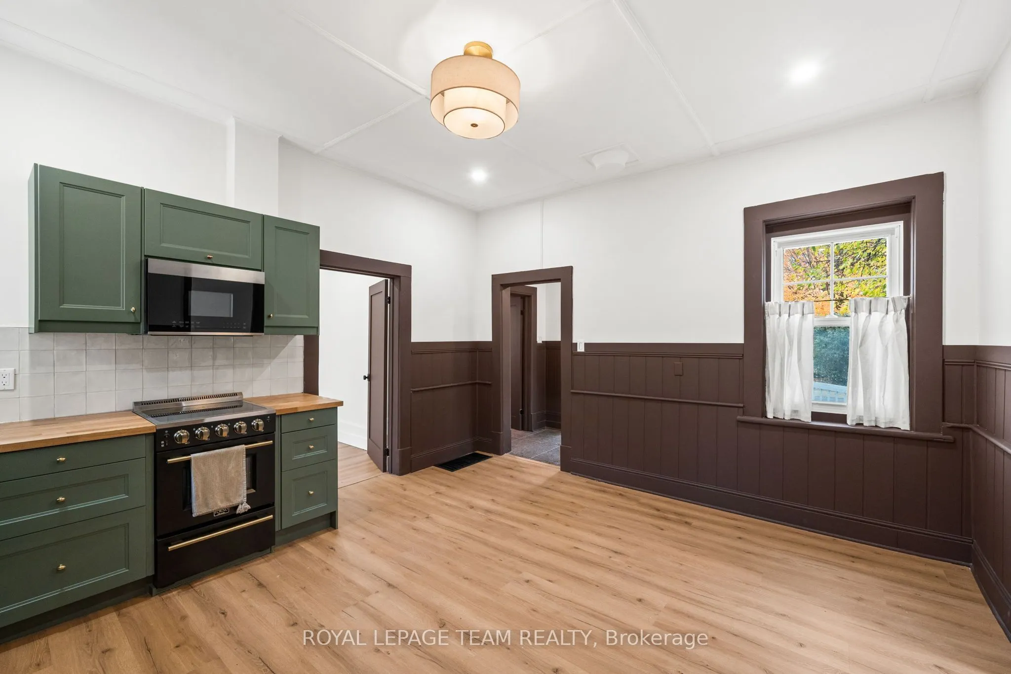 5584 Manotick Main Street
