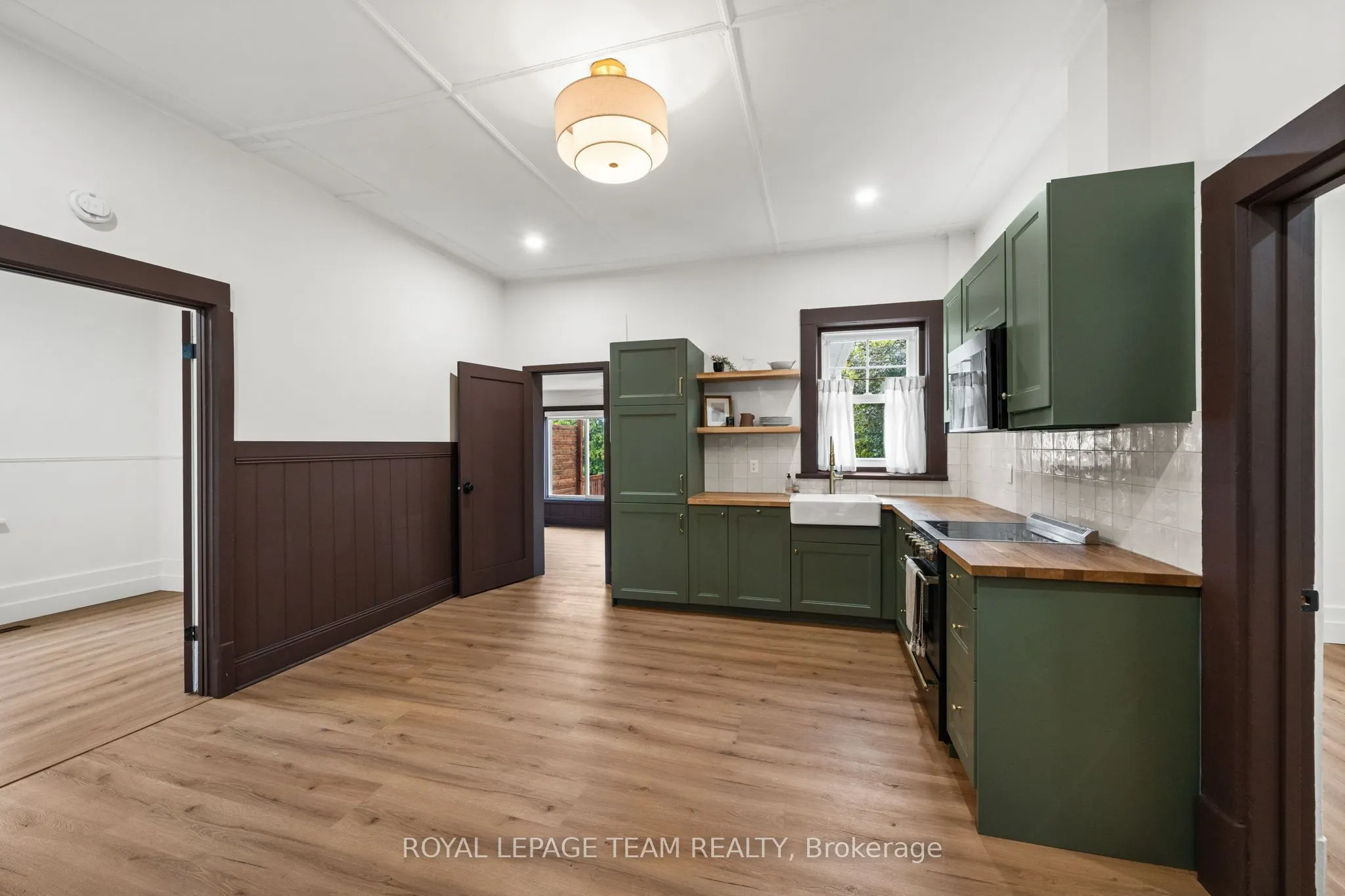 5584 Manotick Main Street