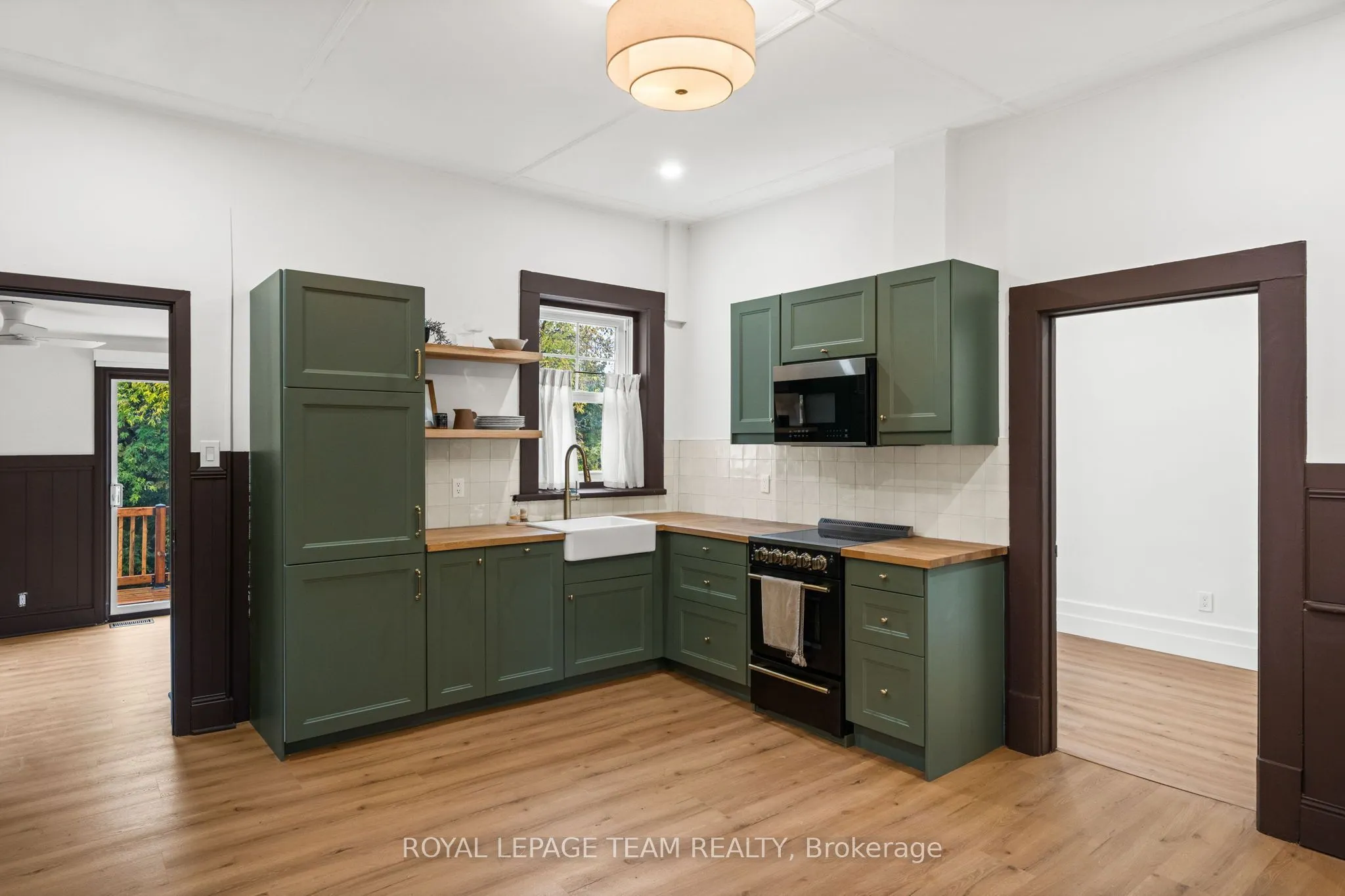 5584 Manotick Main Street